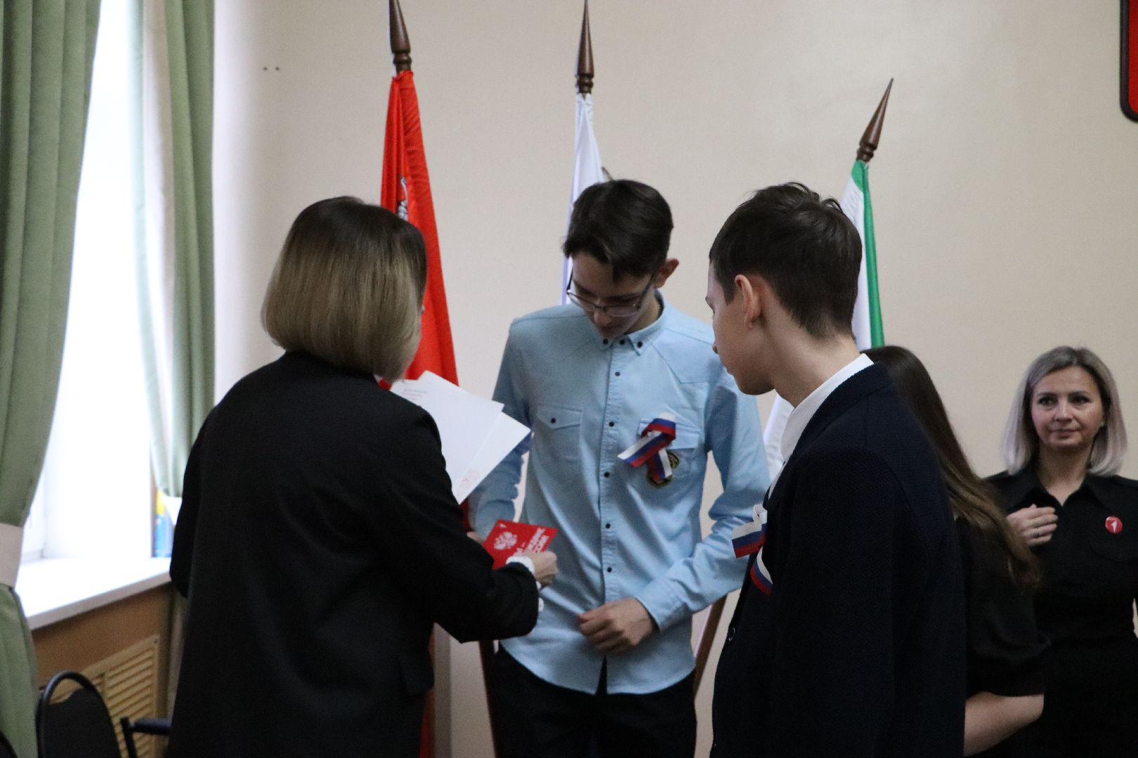 Серебряные Пруды, Вручение паспортов, движение первых,