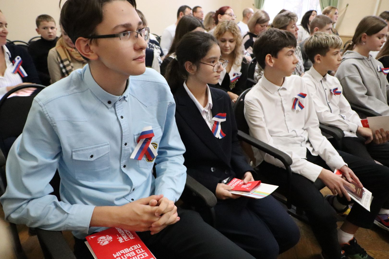 Серебряные Пруды, Вручение паспортов, движение первых,