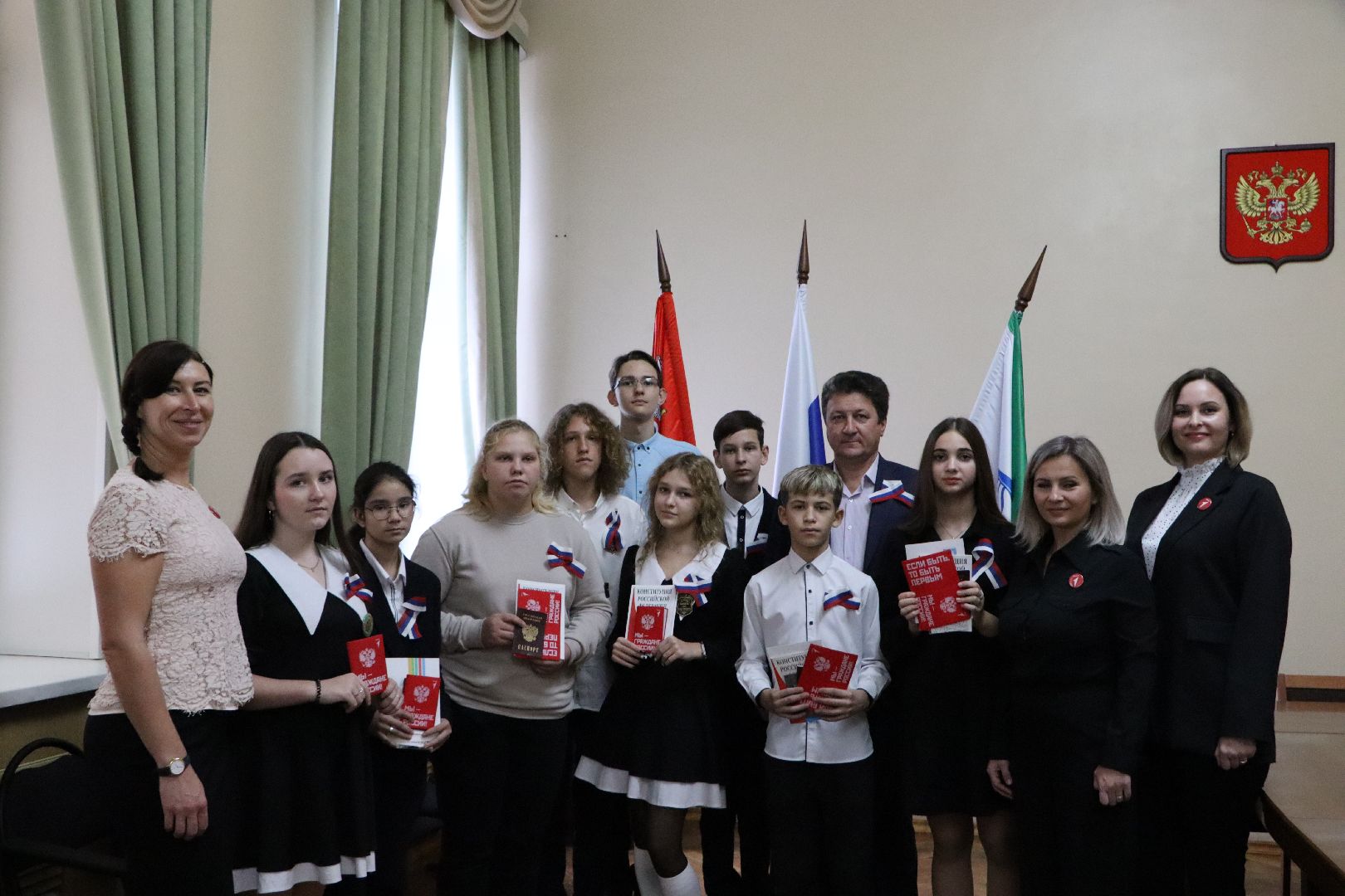 Серебряные Пруды, Вручение паспортов, движение первых,