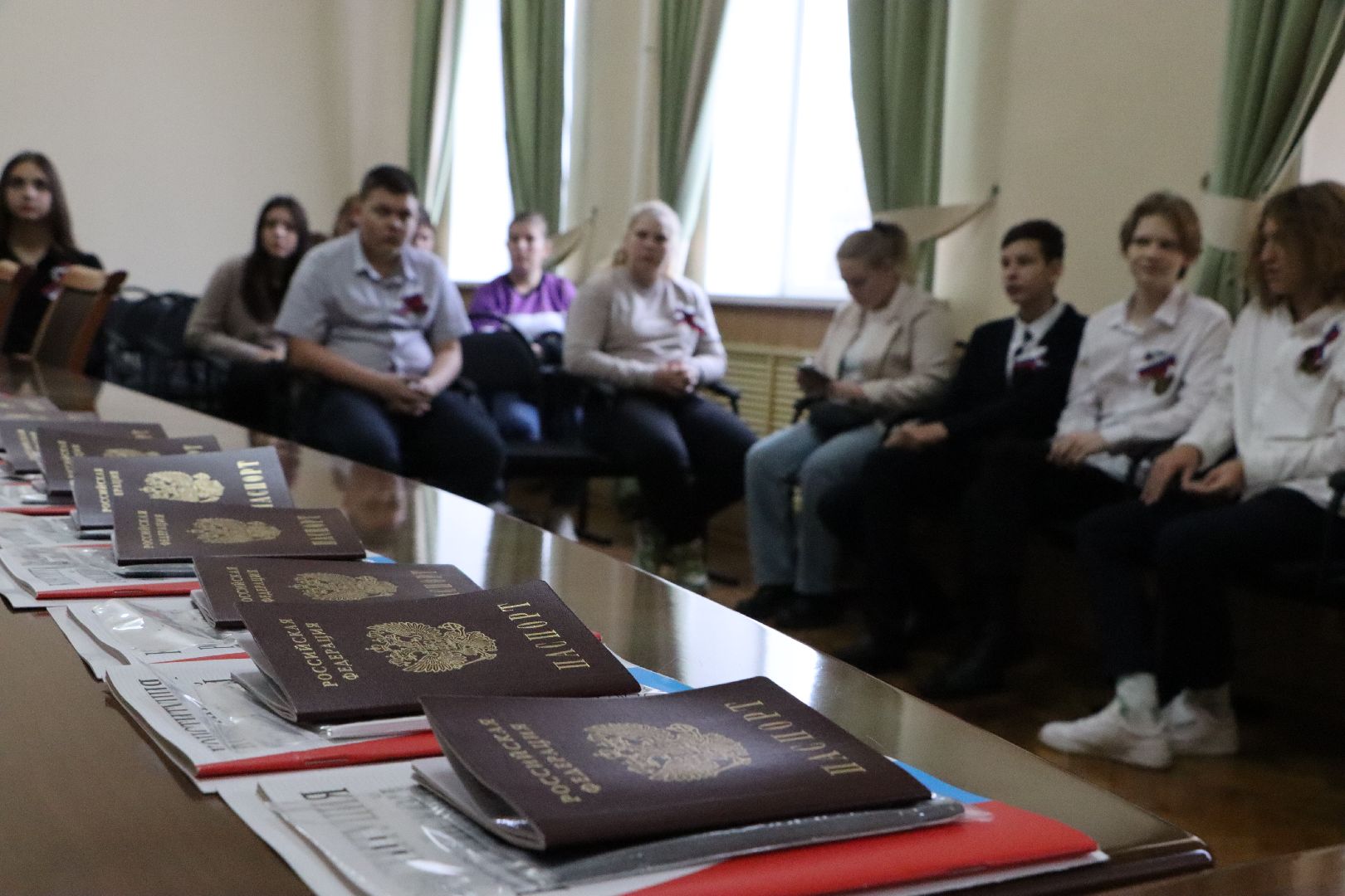 Серебряные Пруды, Вручение паспортов, движение первых,