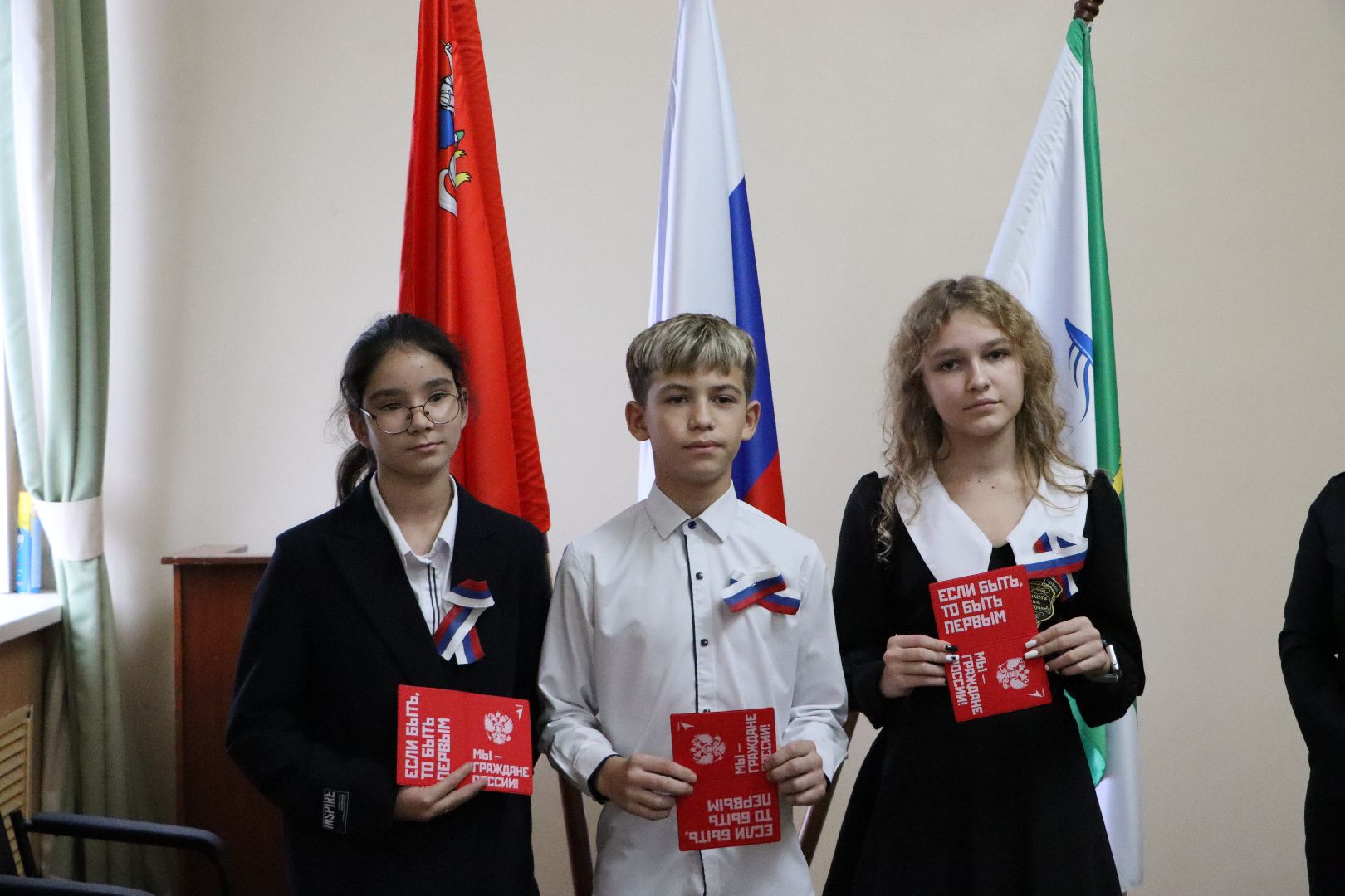 Серебряные Пруды, Вручение паспортов, движение первых,