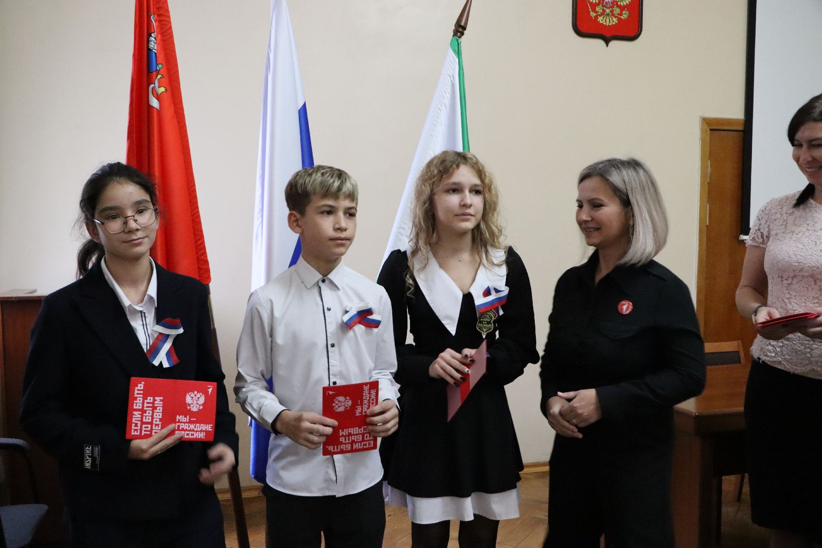 Серебряные Пруды, Вручение паспортов, движение первых,