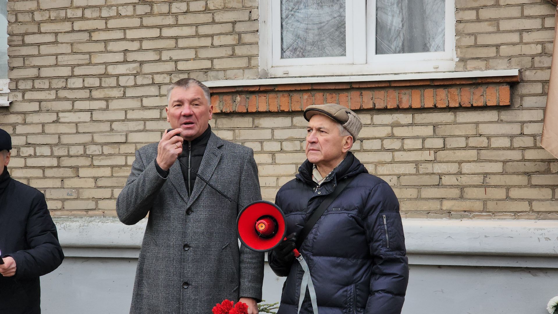 мемориальная доска, Мосолов, Георгий, Заслуженный летчик-испытатель, СССР, Гагарин, Пахмутова, Добронравов,