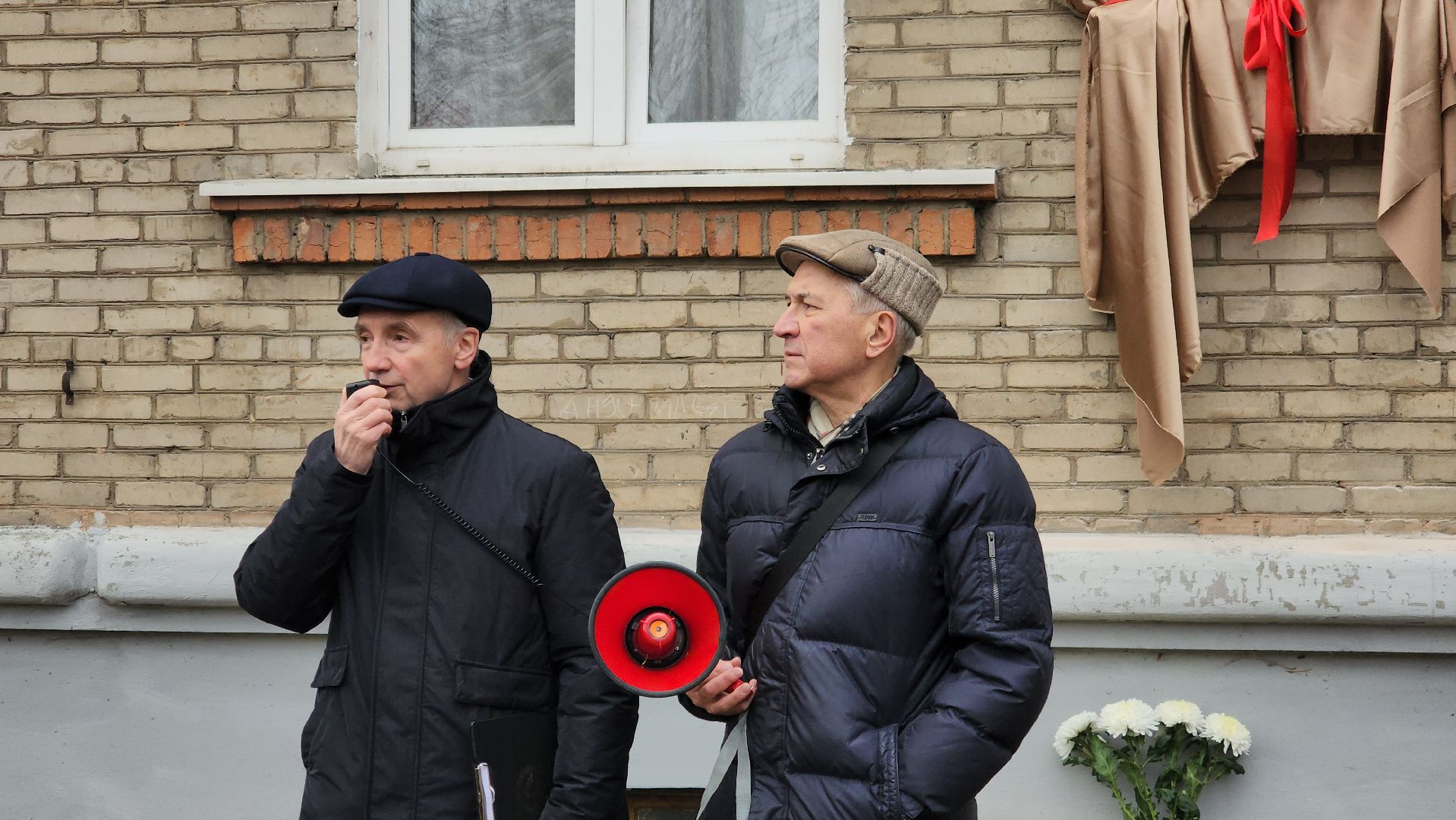 мемориальная доска, Мосолов, Георгий, Заслуженный летчик-испытатель, СССР, Гагарин, Пахмутова, Добронравов,