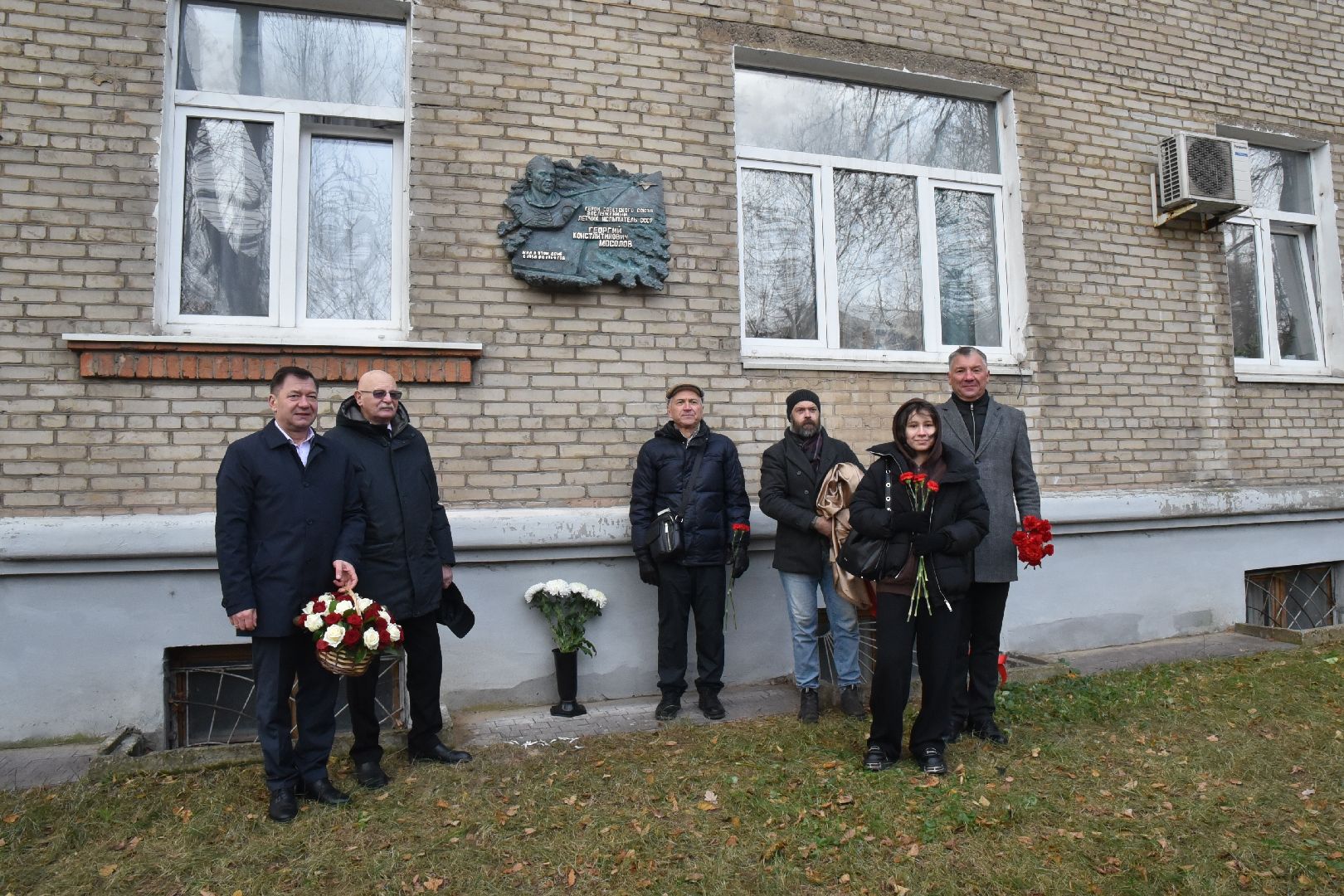 мемориальная доска, Мосолов, Георгий, Заслуженный летчик-испытатель, СССР, Гагарин, Пахмутова, Добронравов,