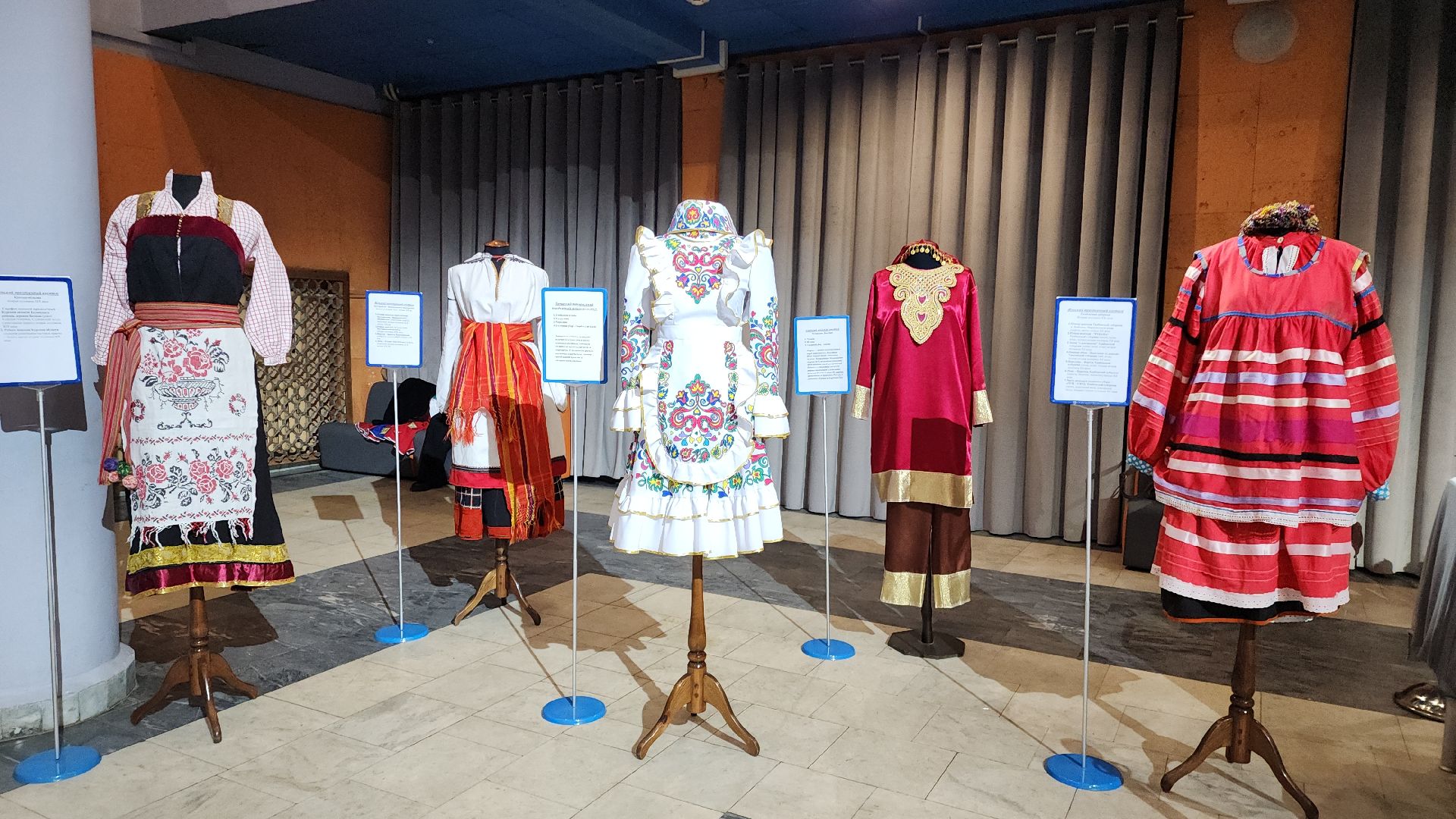 электросталь, культура народов мира, праздник единства, русский мир, выставка, триколор, волонтер, волонтеры подмосковья, волонтерское движение,