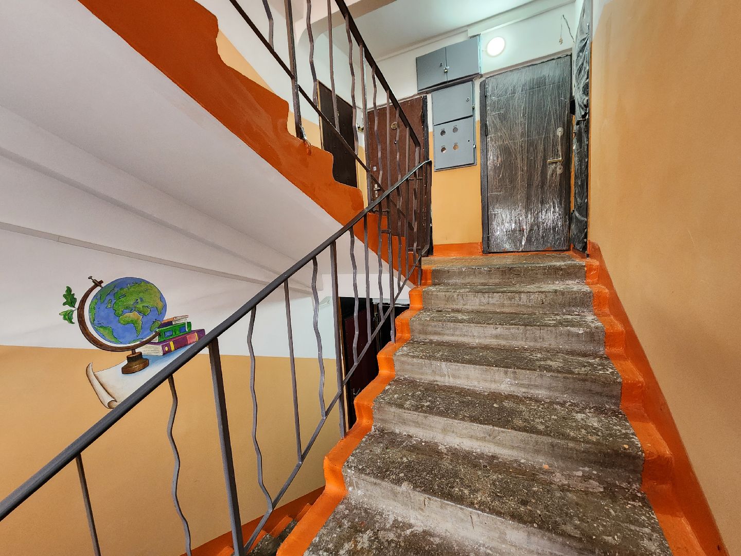 ремонт подъездов, серпухов, улица советская, глобус, рисунок в подъезде, образование,