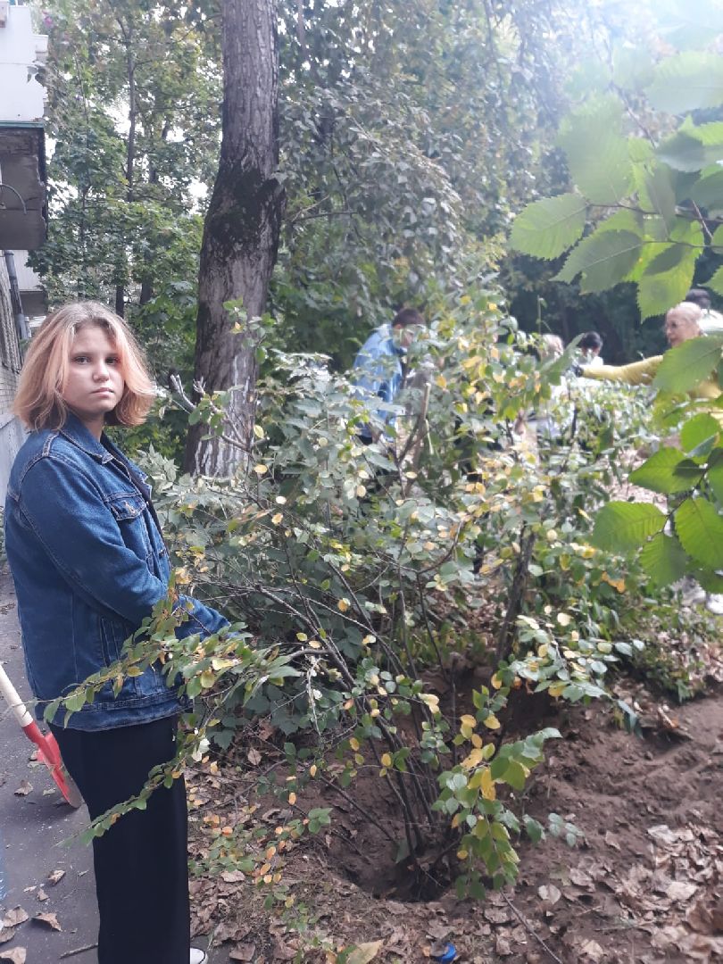 Амет-Хан Султан, мемориальная доска, клумба, цветы, школа-интернат, Мельникова,