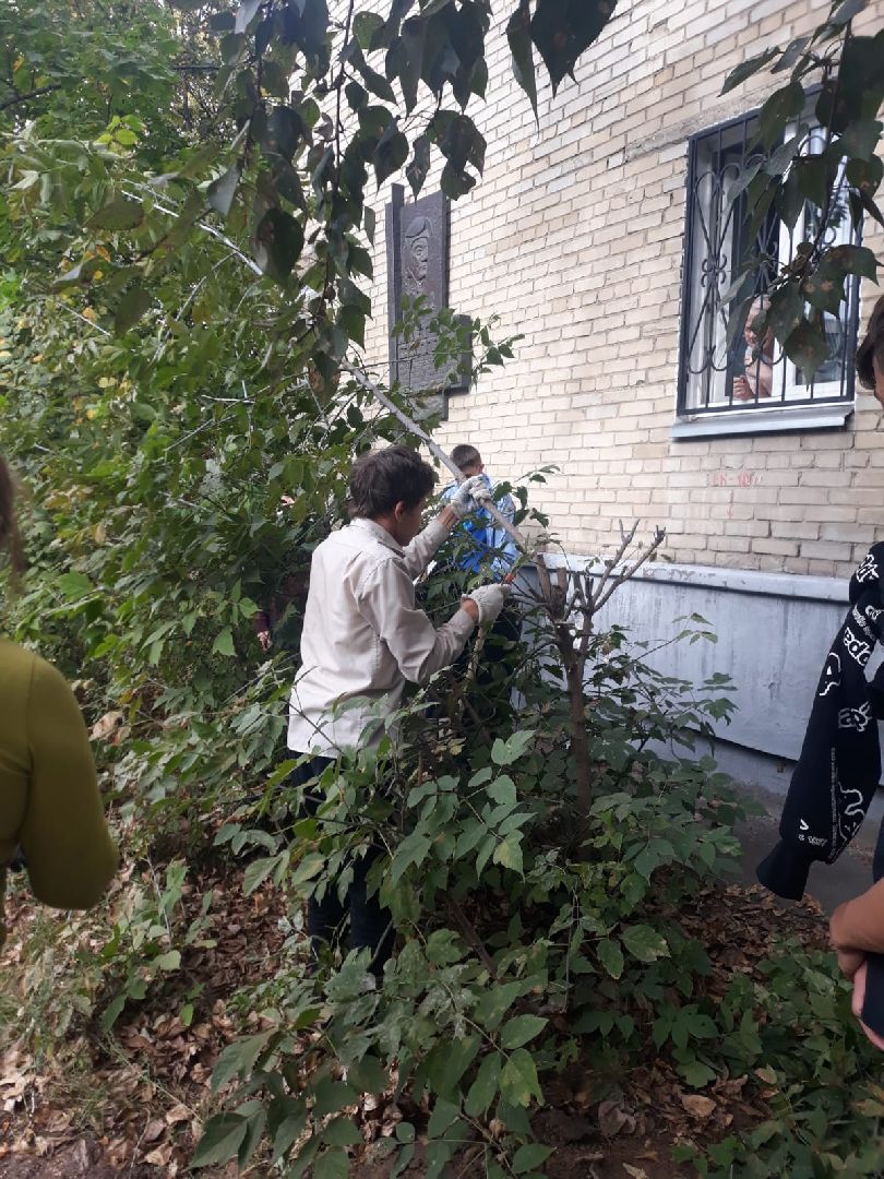 Амет-Хан Султан, мемориальная доска, клумба, цветы, школа-интернат, Мельникова,