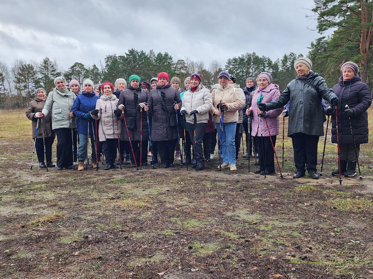активное долголетие, долголеты, серпухов, стадион спартак, северная ходьба, скандинавская ходьба,