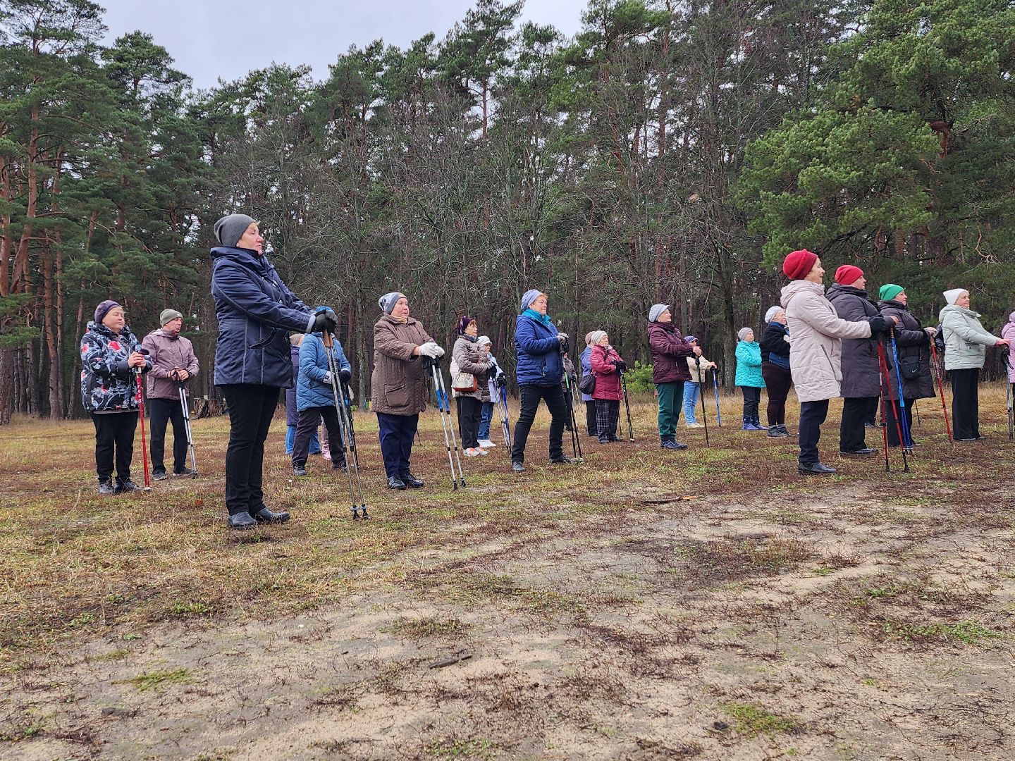 активное долголетие, долголеты, серпухов, стадион спартак, северная ходьба, скандинавская ходьба,