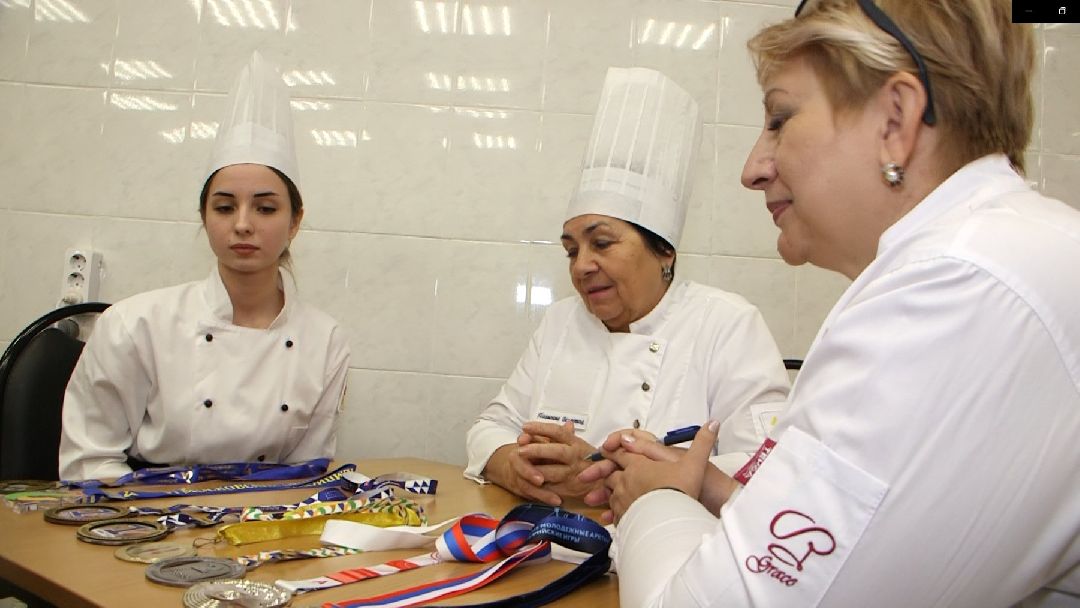 Дмитров, общество