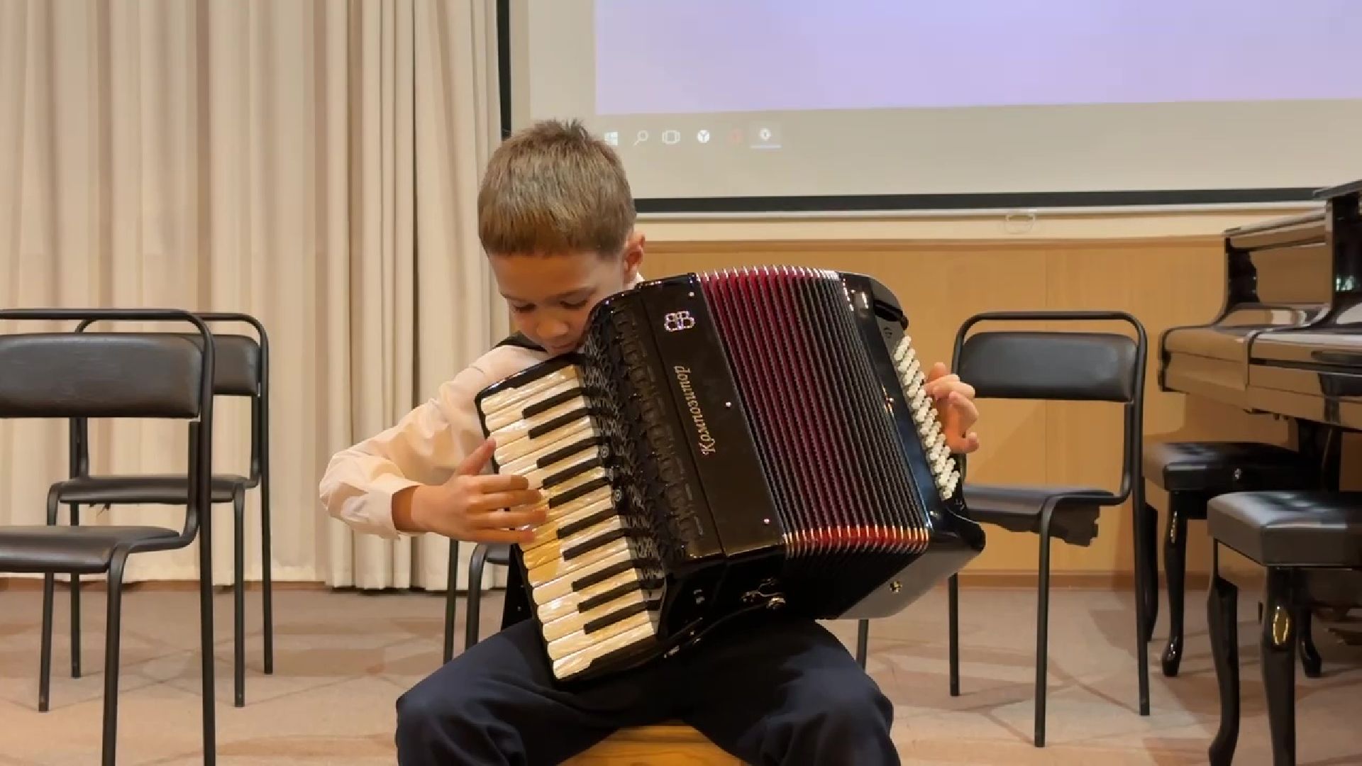 Реутов, музыкальная школа, инструменты, фортепиано, аккордеон, аян, саксофон,