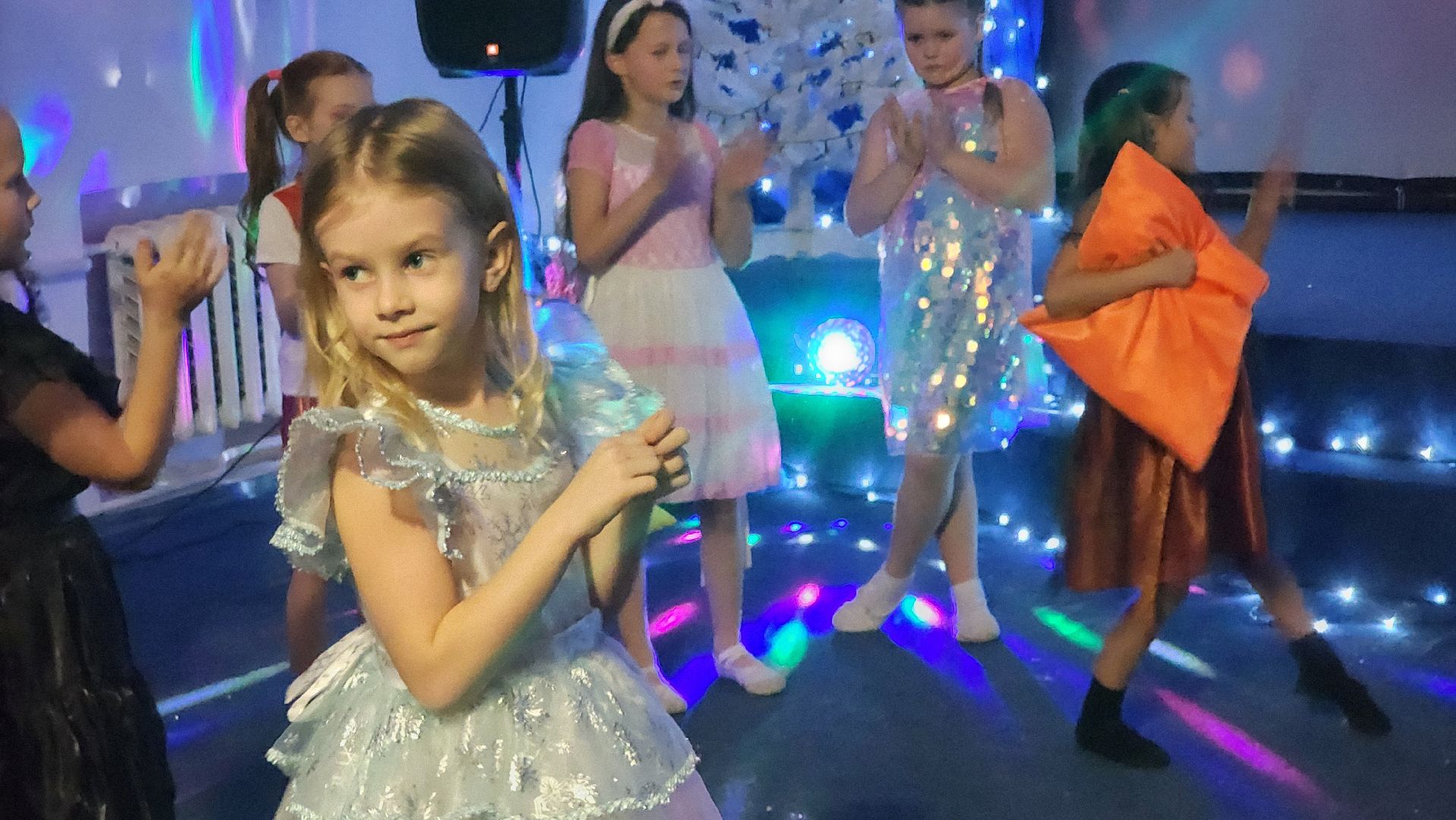 Егорьевск, ДК, Конина, Студия, Волшебница, танцы, песни, стихи, дети, Дед Мороз, Дедушка Мороз,