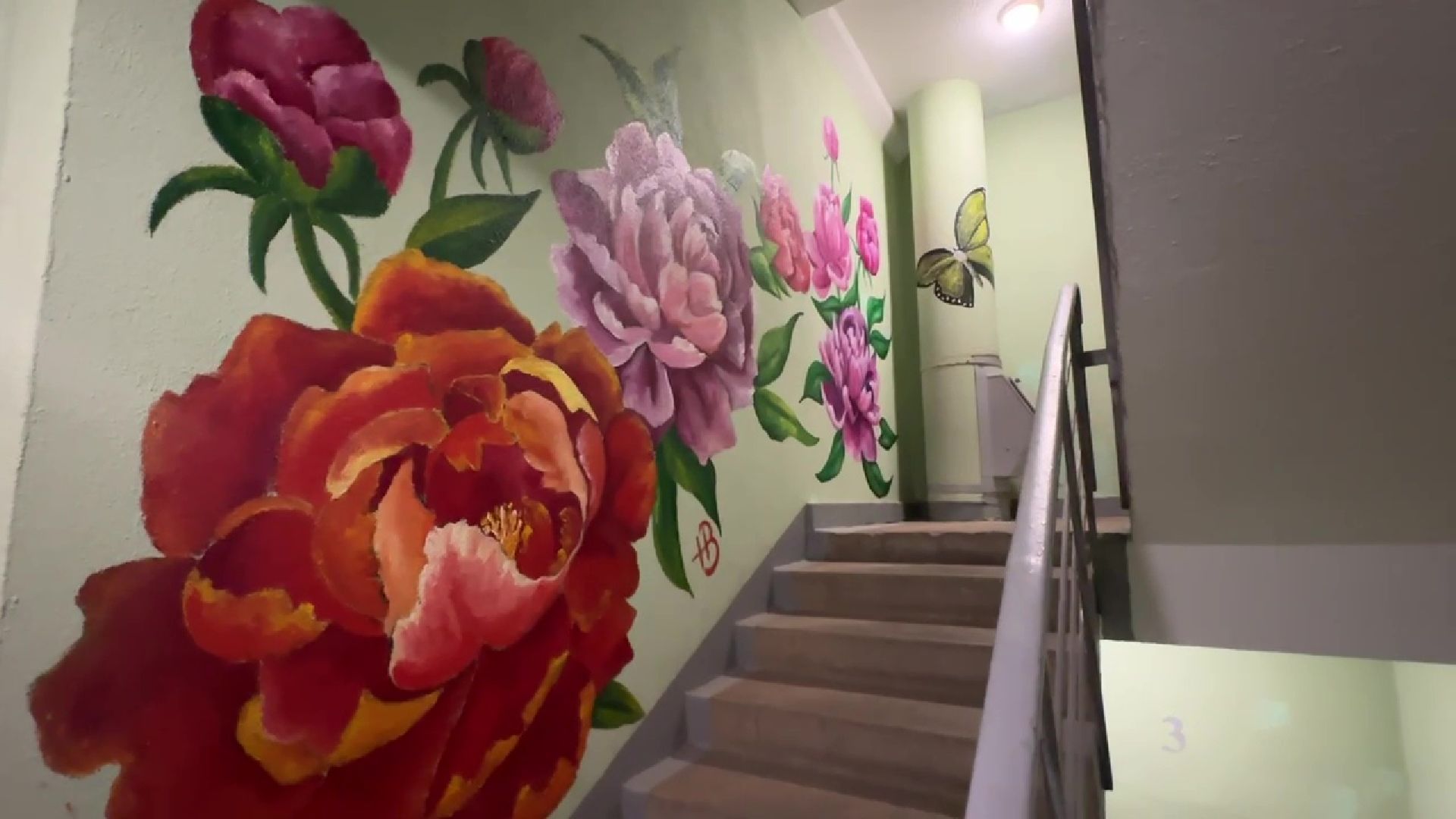 Реутов, подъезд, стены, рисунки, звери, цветы,