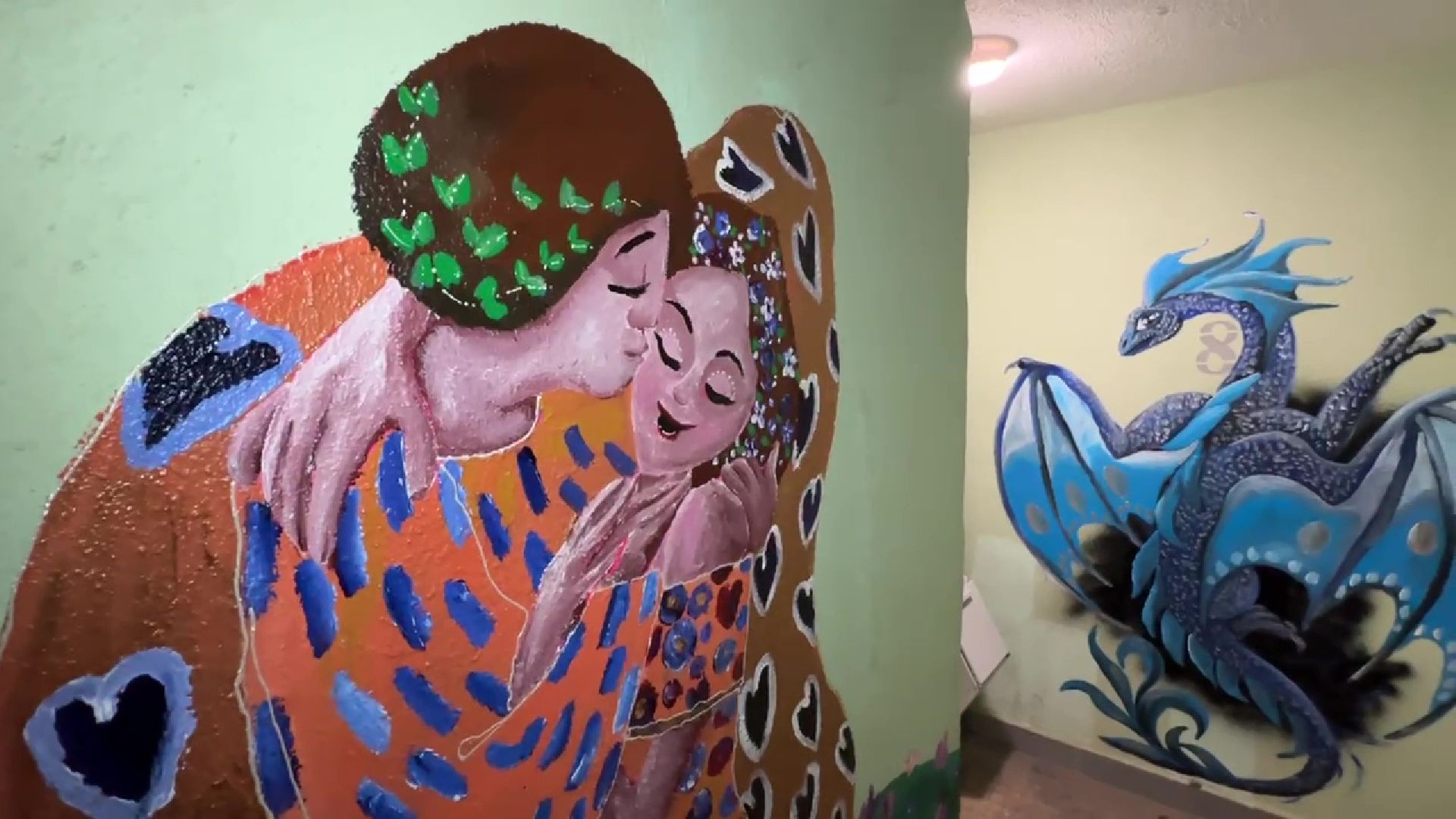 Реутов, подъезд, стены, рисунки, звери, цветы,