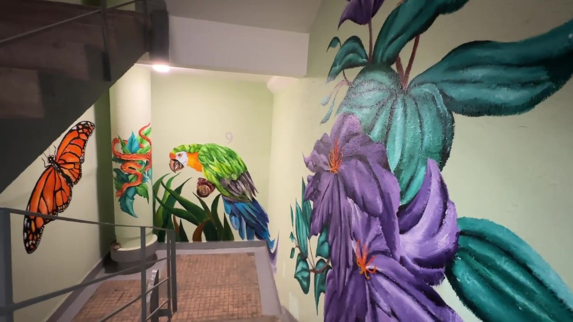 Реутов, подъезд, стены, рисунки, звери, цветы,