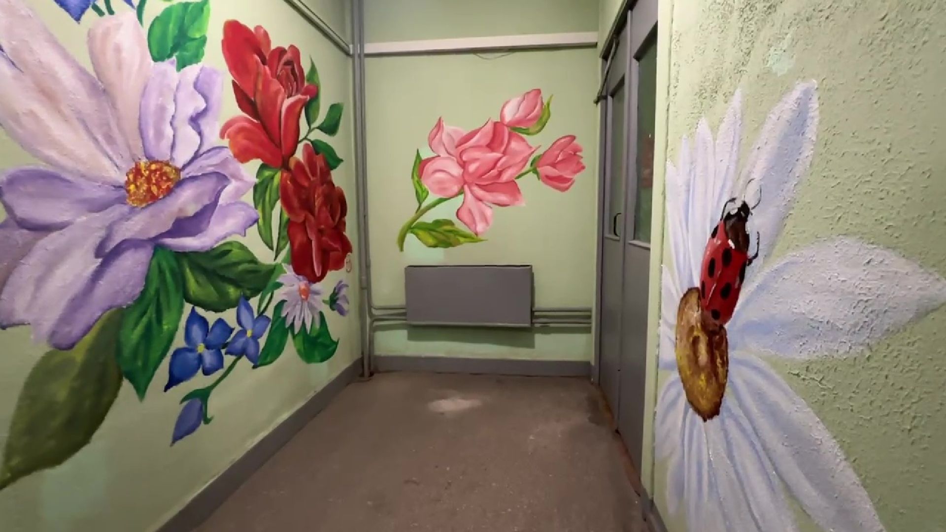 Реутов, подъезд, стены, рисунки, звери, цветы,