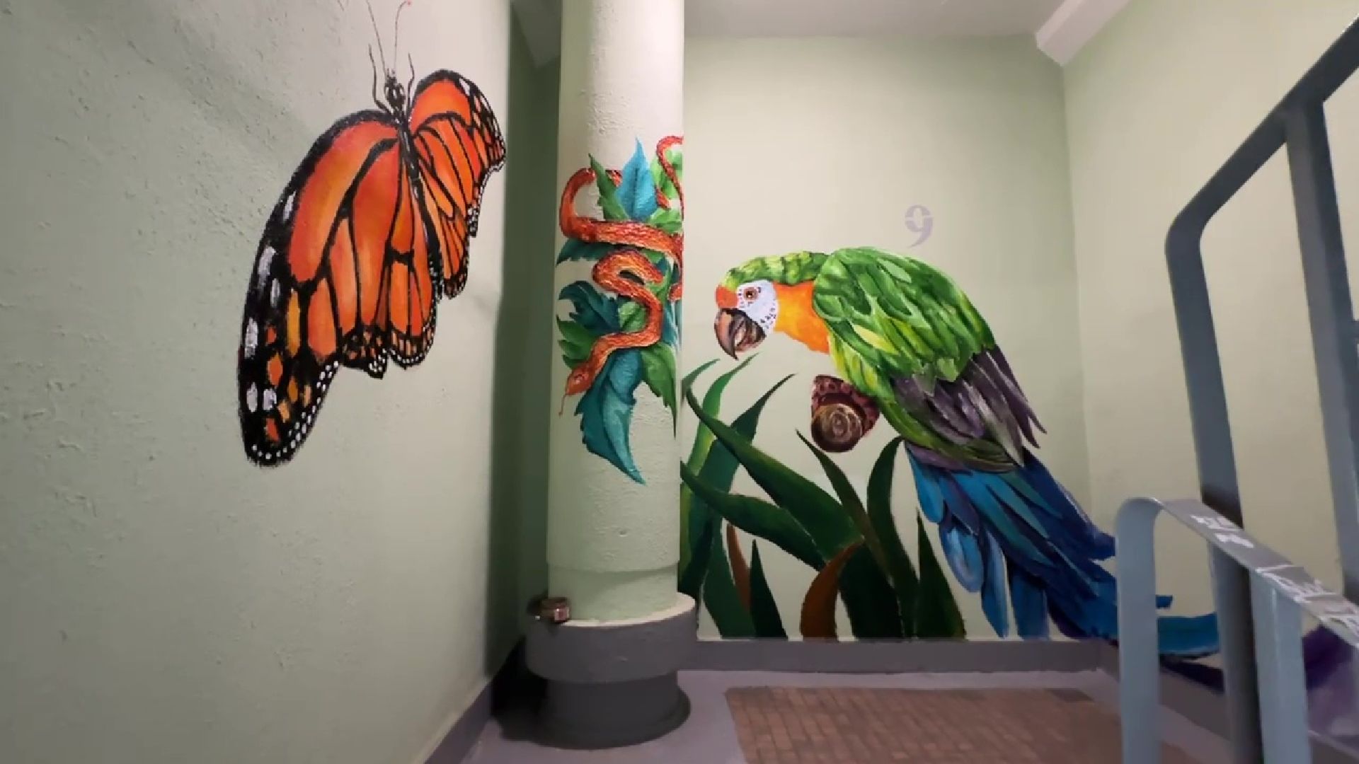 Реутов, подъезд, стены, рисунки, звери, цветы,