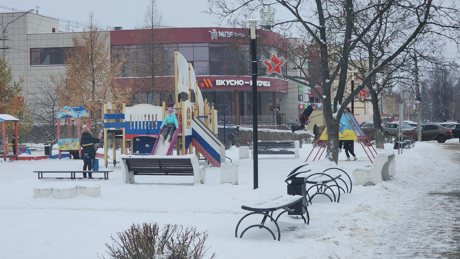 Егорьевск, снег, дворник, дворники, дети, детская площадка,