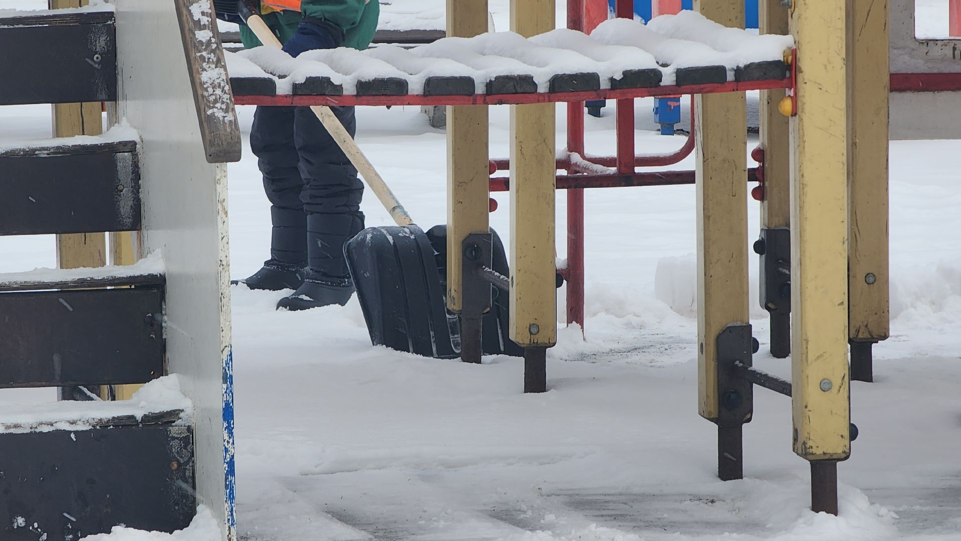 Егорьевск, снег, дворник, дворники, дети, детская площадка,