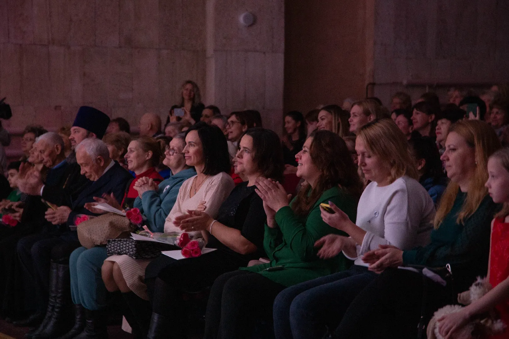 домодедово, подмоксовье, день матери, подарки маме, подарок маме, церемония награждения, творческие коллективы, праздничный концерт, поздравления мамам, семья, мкц победа, цветы маме, теплые слова, слова благодарности,
