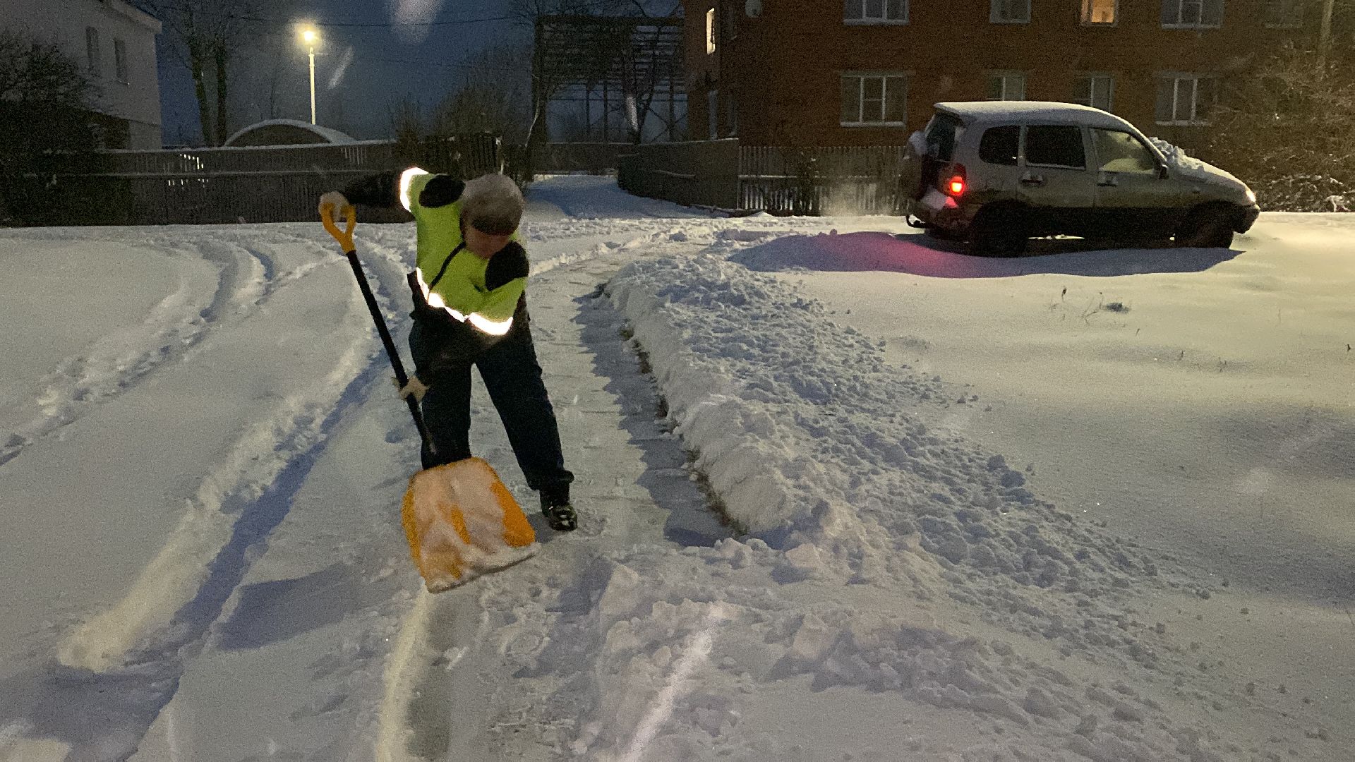 волоколамск, дворник, коммунальные службы, коммунальщики, снег, снегопад, снегоуборочная техника, метель,