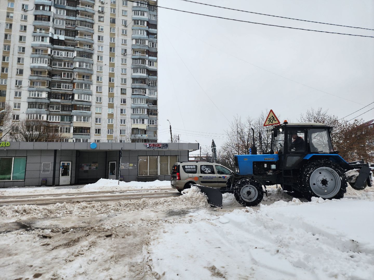 Серпухов, подмосковье, снегопад, черная метель, убирают снег,