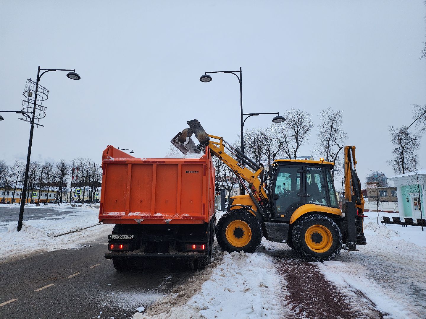 серпухов, Подмосковье, убирают снег, трактор, площадь Ленина,