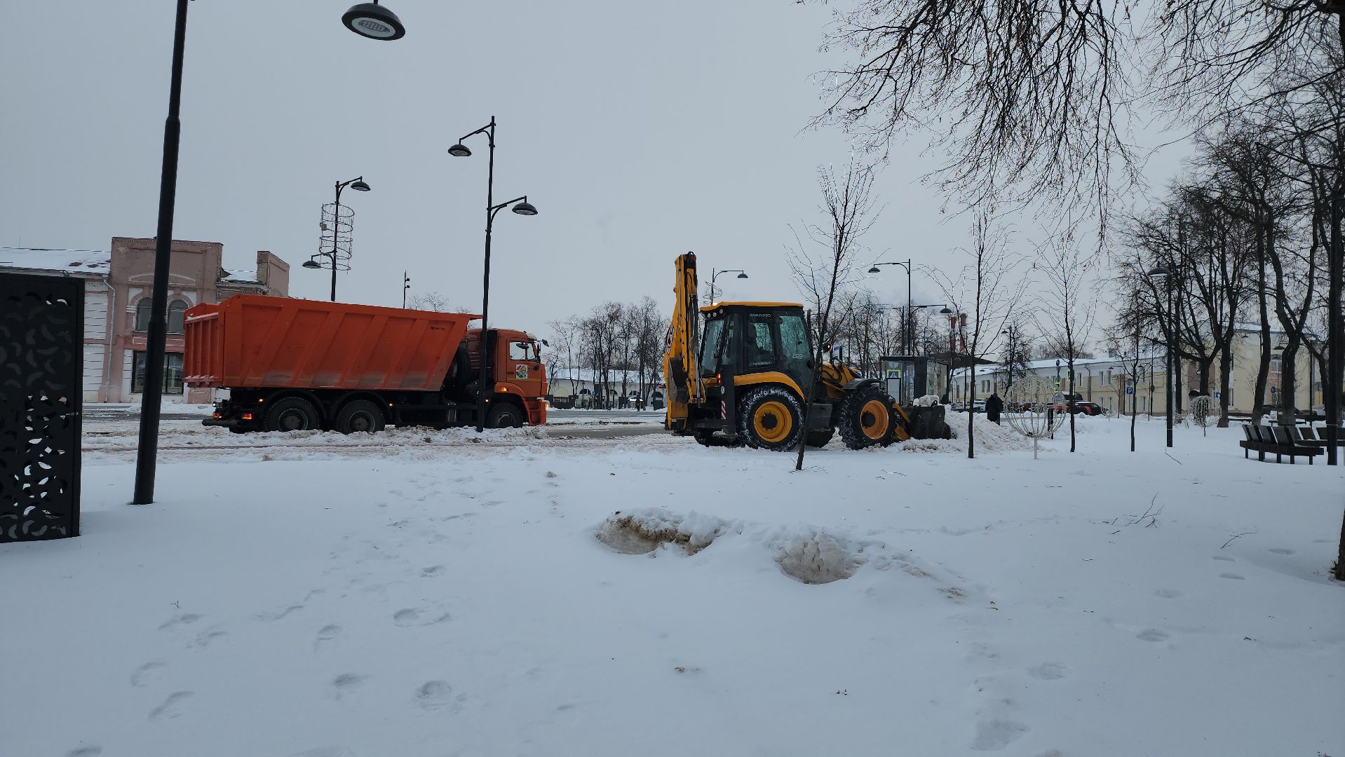 серпухов, Подмосковье, убирают снег, трактор, площадь Ленина,