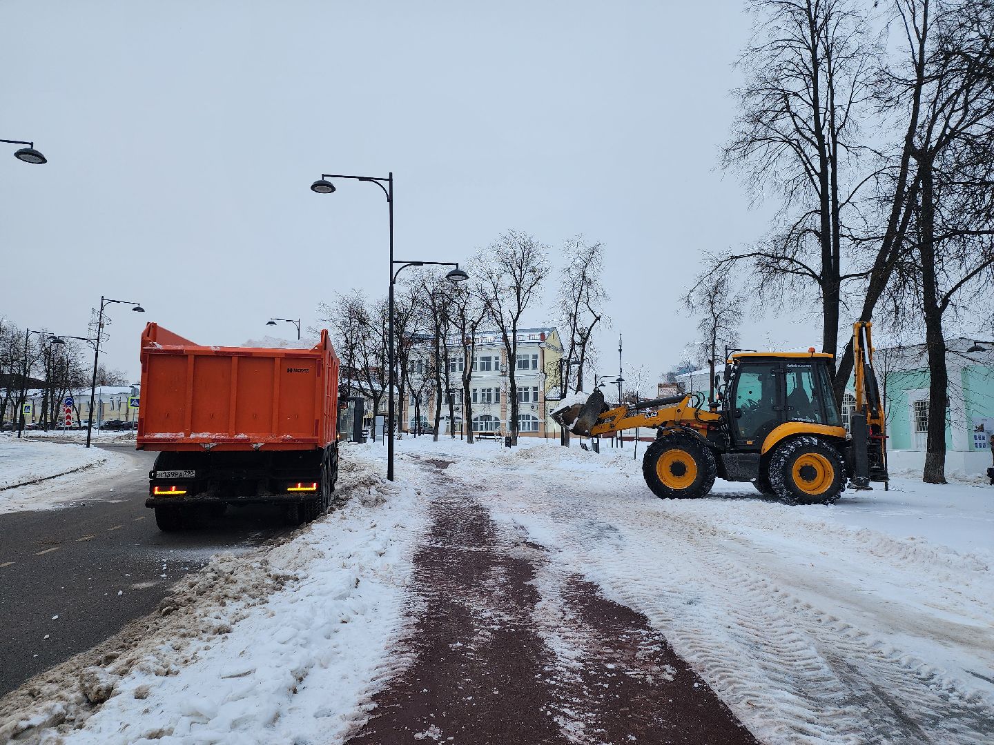 серпухов, Подмосковье, убирают снег, трактор, площадь Ленина,