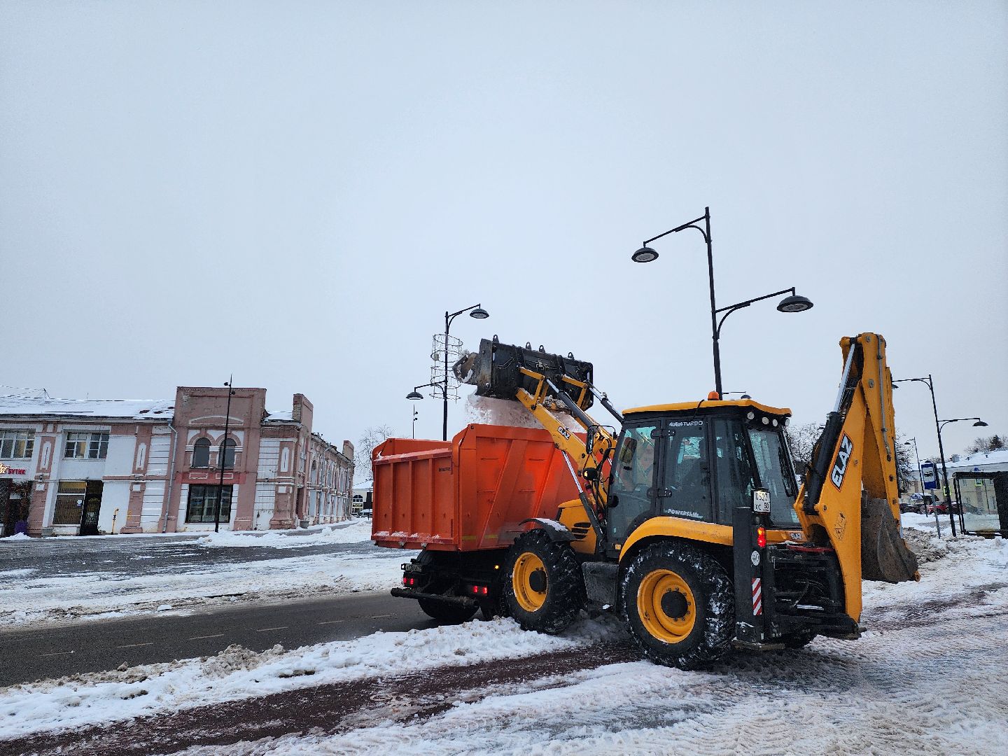 серпухов, Подмосковье, убирают снег, трактор, площадь Ленина,