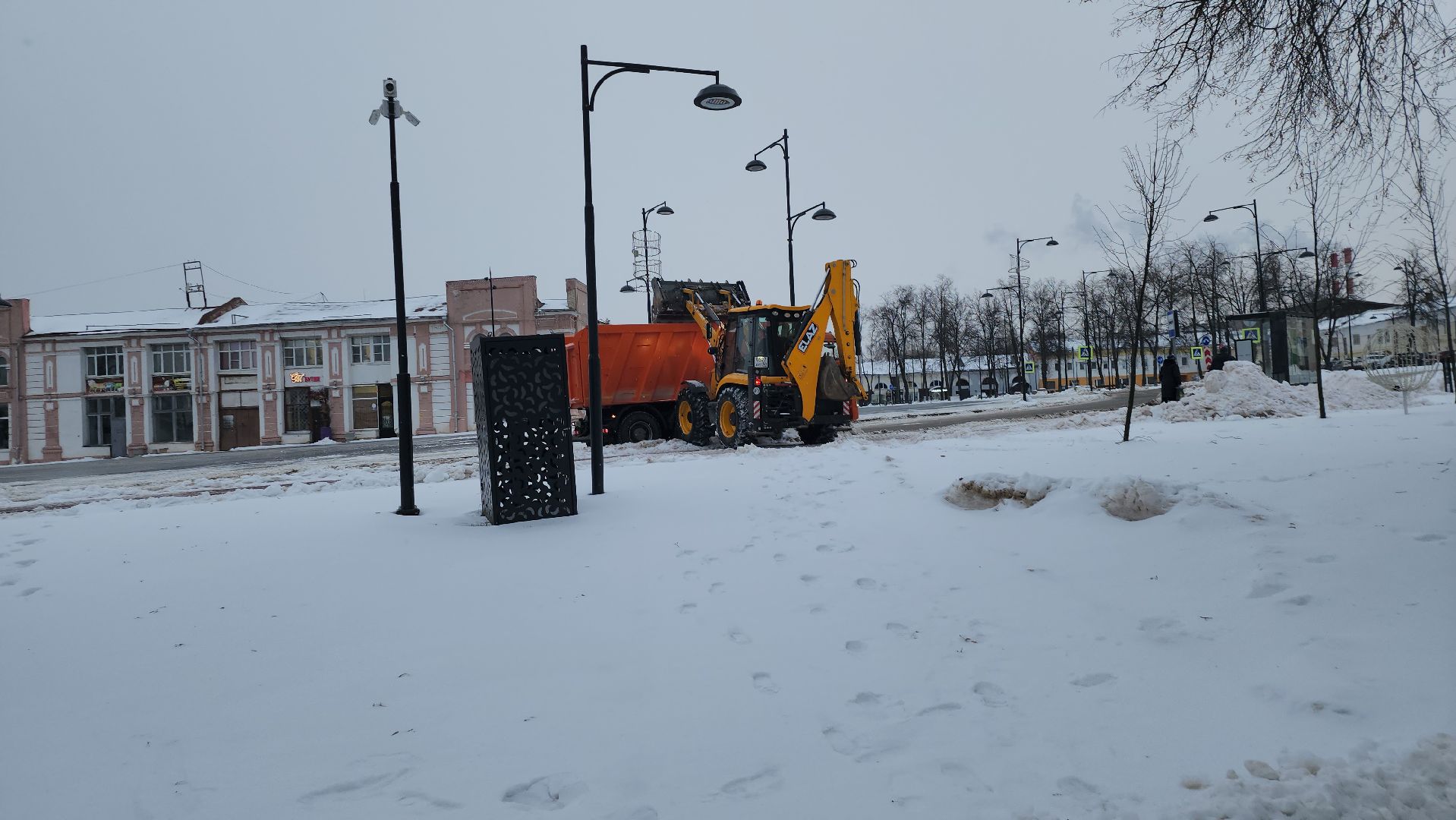 серпухов, Подмосковье, убирают снег, трактор, площадь Ленина,