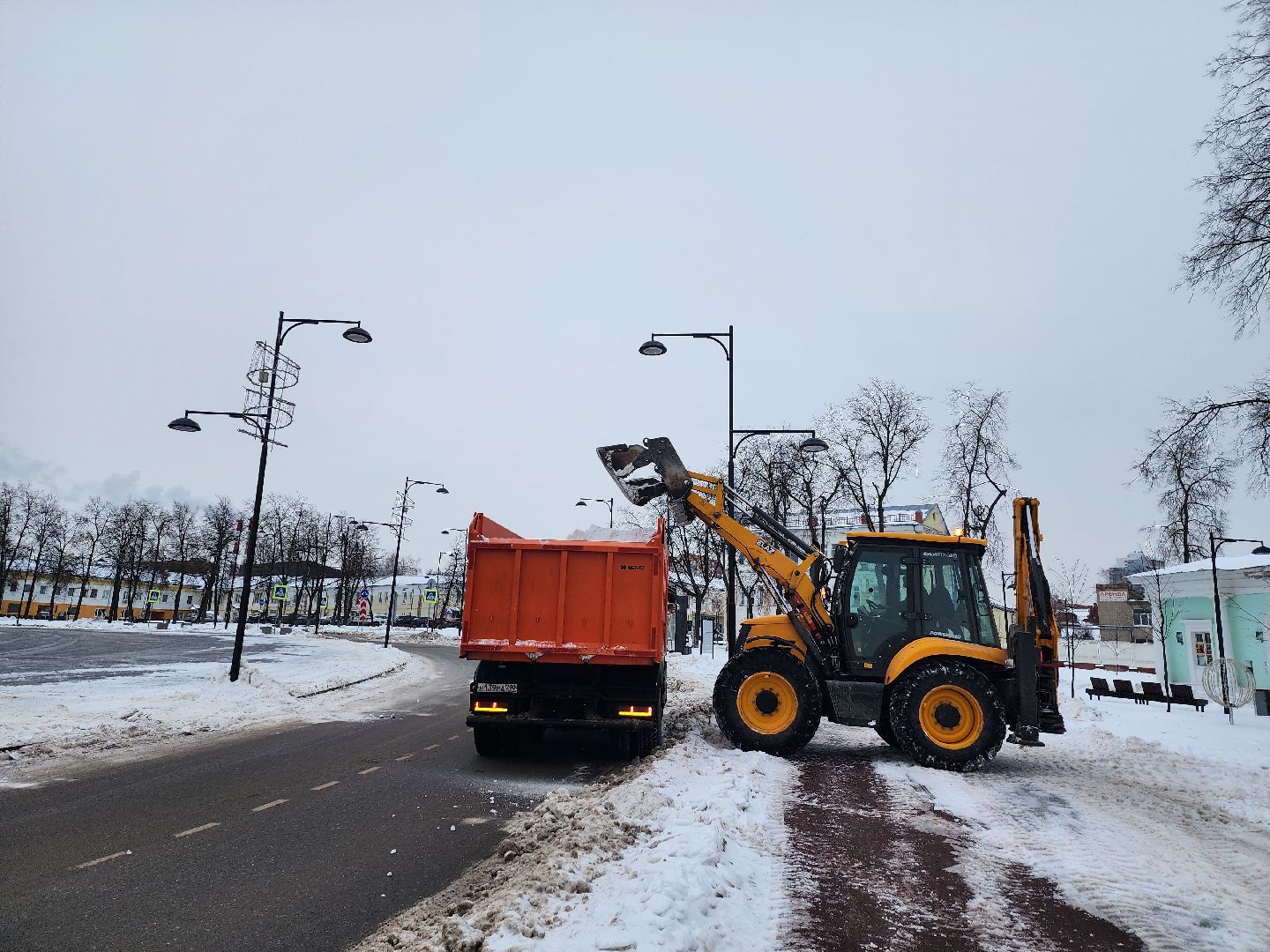 серпухов, Подмосковье, убирают снег, трактор, площадь Ленина,