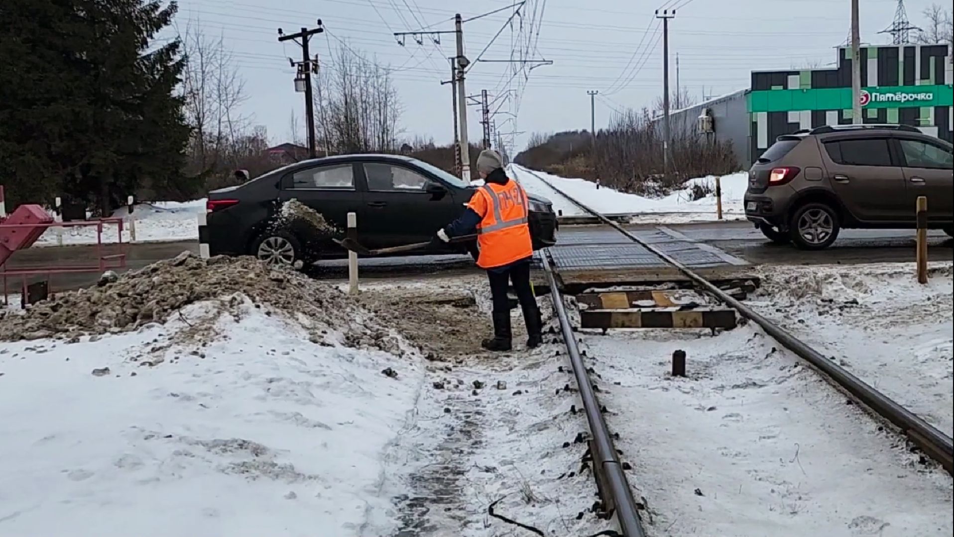 электросталь, железная дорога, платформа, платформа Машиностроитель, уборка, уборка общественных территорий, уборка снега, уборка территорий, ржд, станция, безопасность,