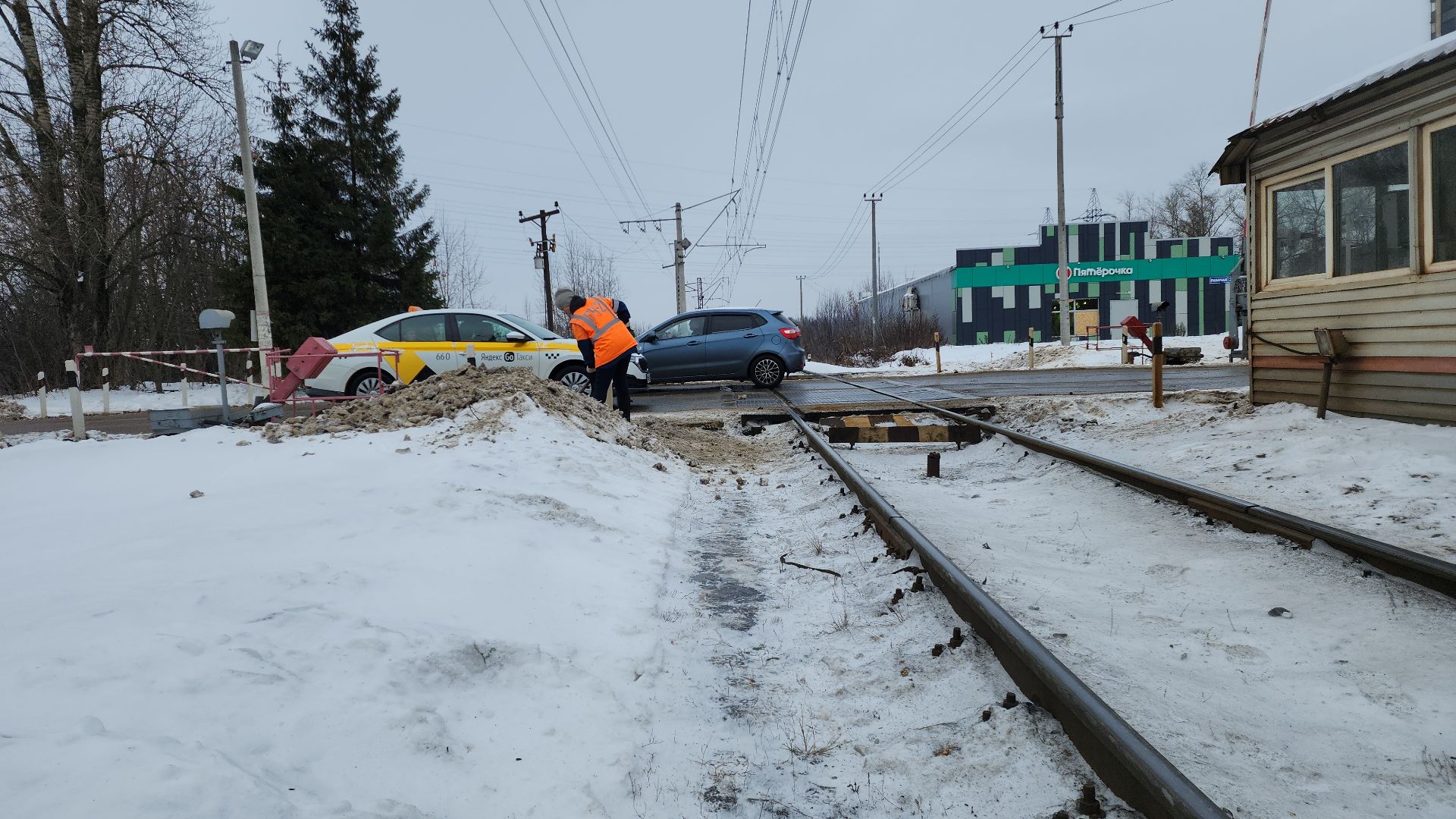 электросталь, железная дорога, платформа, платформа Машиностроитель, уборка, уборка общественных территорий, уборка снега, уборка территорий, ржд, станция, безопасность,