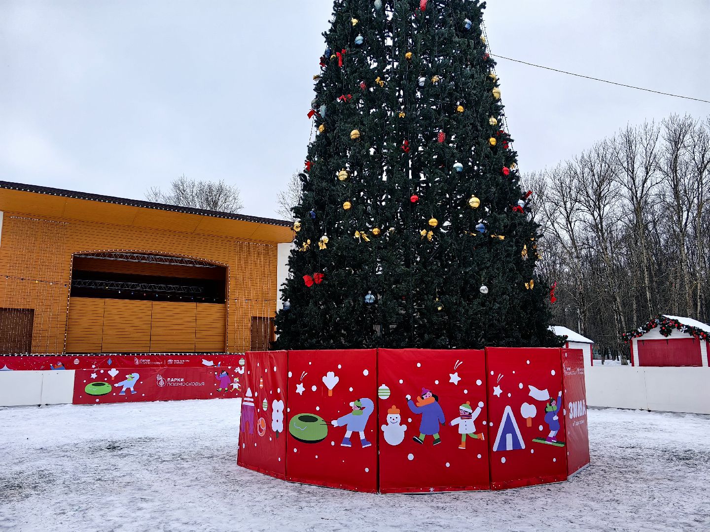 ель, новый год, парк, праздник, шары, новогодние украшения,