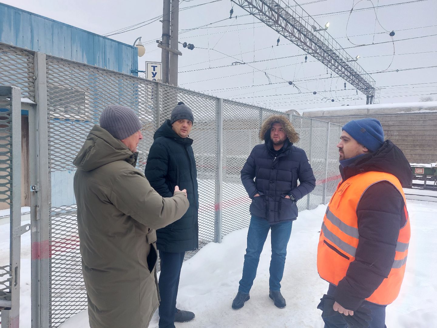 несанкционированная тропа, железнодорожная станция, железнодорожные пути,