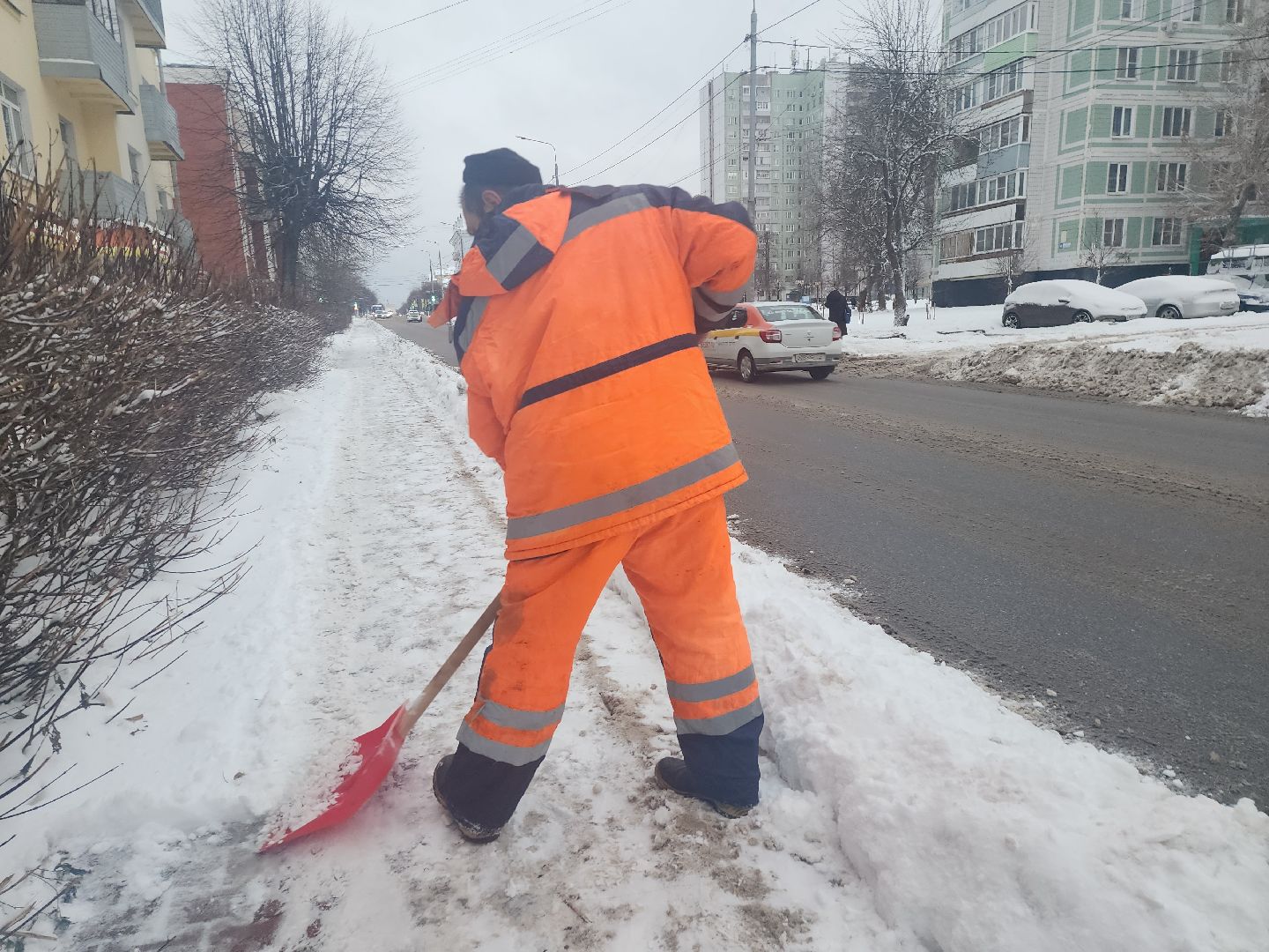 серпухов, подмосковье, убирают снег, советская улица,
