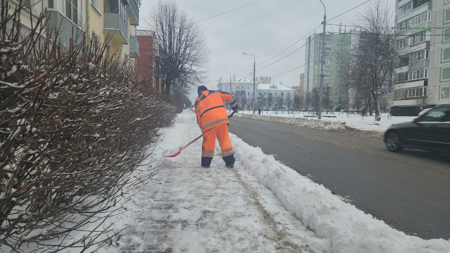 серпухов, подмосковье, убирают снег, советская улица,