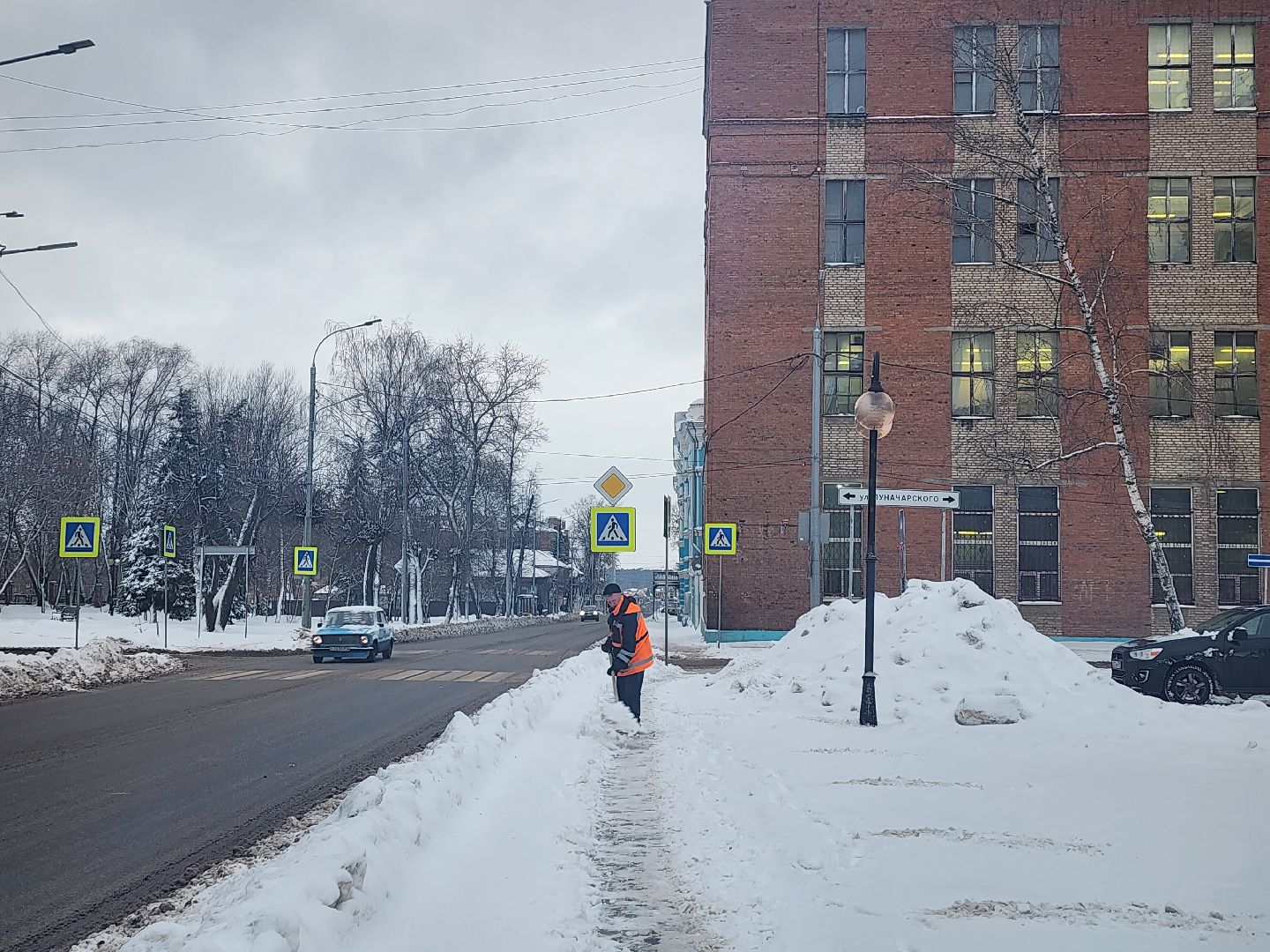 серпухов, подмосковье, убирают снег, советская улица,