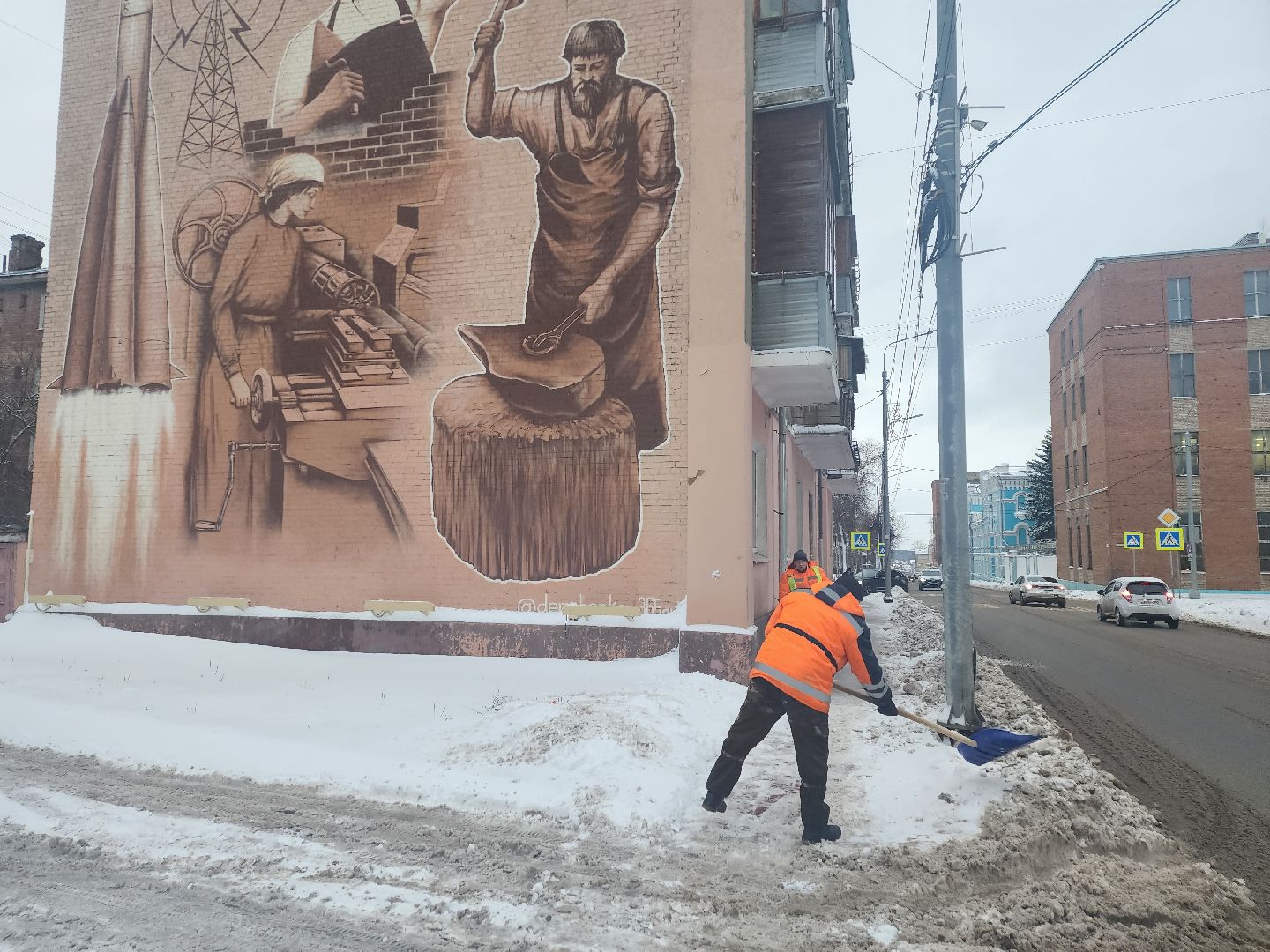 серпухов, подмосковье, убирают снег, советская улица,