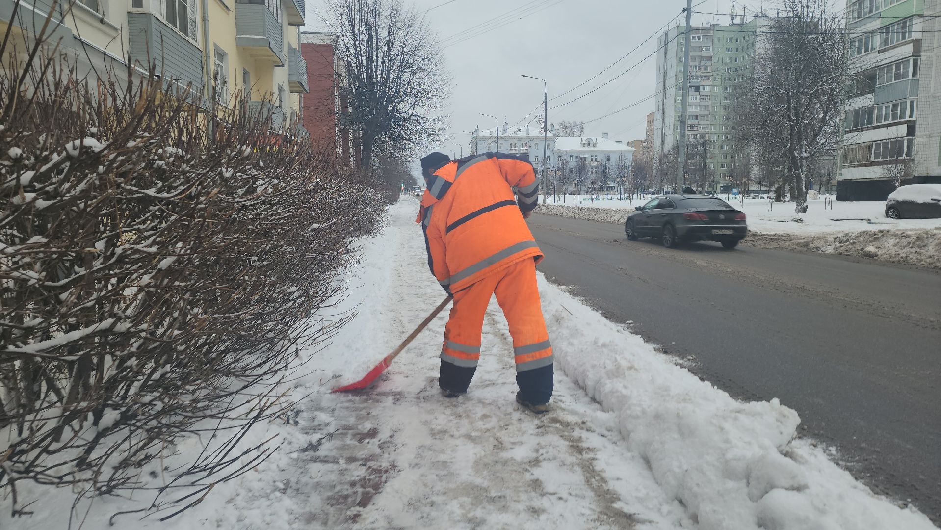 серпухов, подмосковье, убирают снег, советская улица,