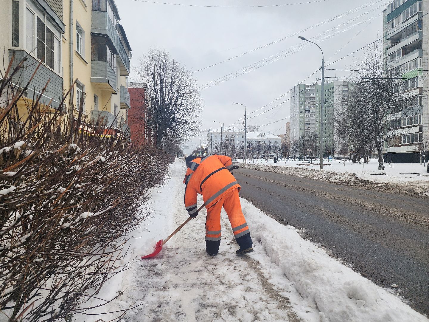 серпухов, подмосковье, убирают снег, советская улица,