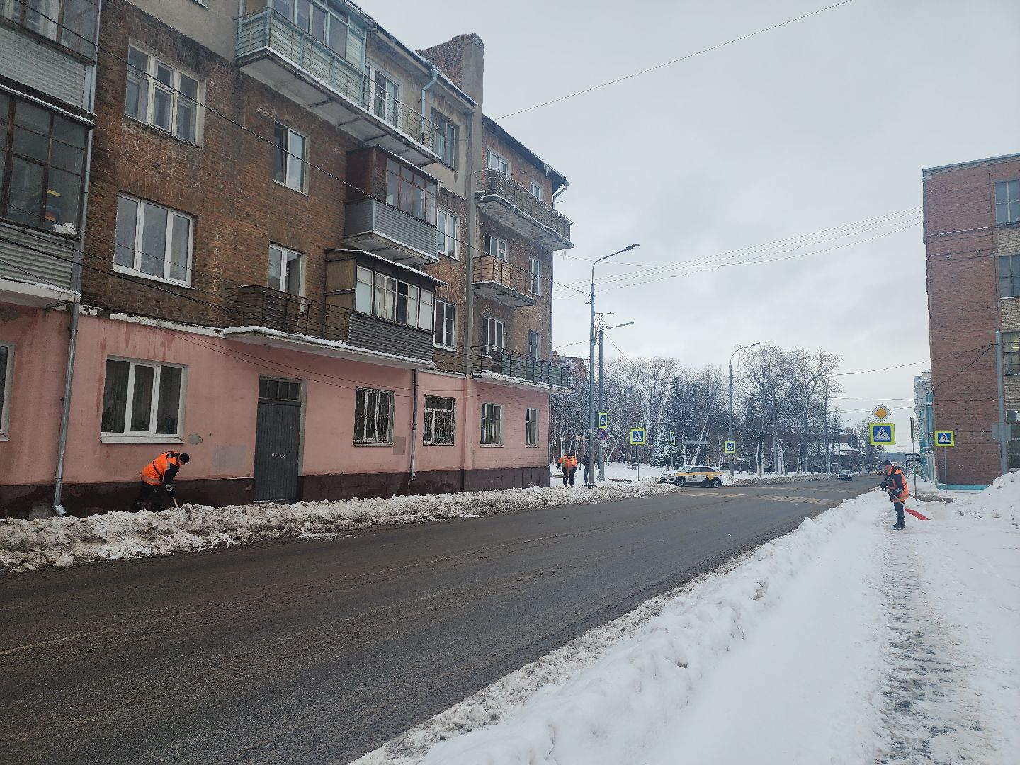 серпухов, подмосковье, убирают снег, советская улица,