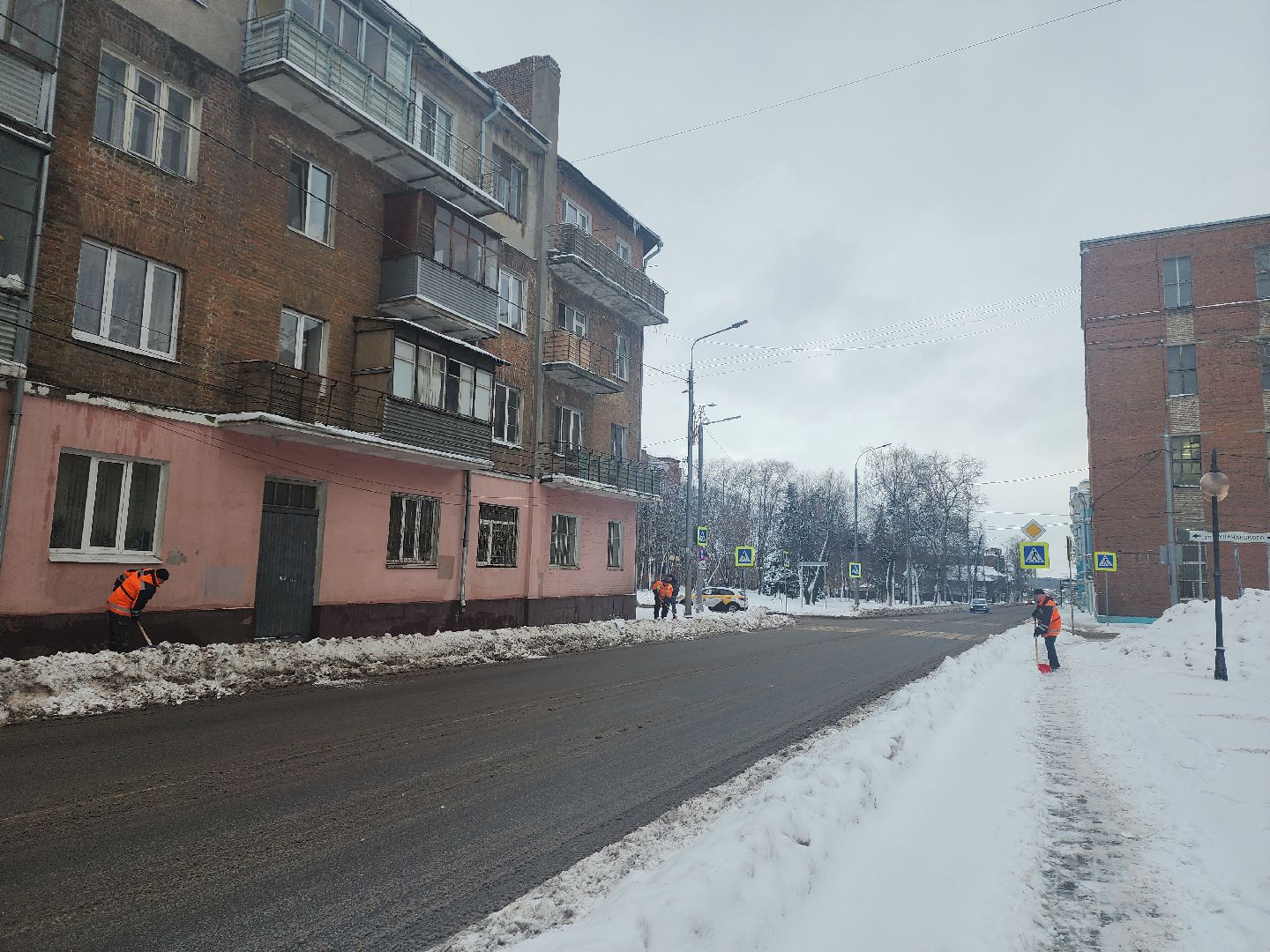 серпухов, подмосковье, убирают снег, советская улица,