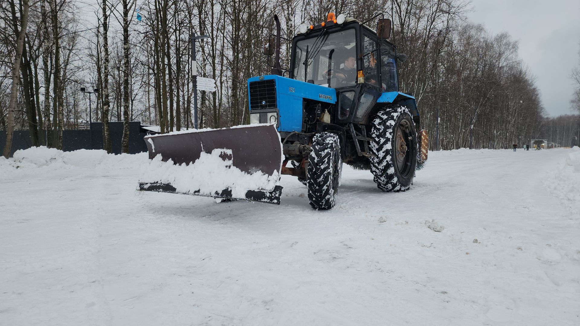 парк, электросталь, культура, культура подмосковья, парки подмосковья ., зима, зима в подмосковье, зимавподмосковье2024, ёлка, снегоуборка, снегоуборочная техника, каток, каток в парке,