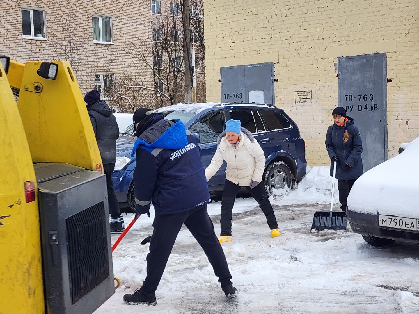 уборка снега, снегопад, уборка дворов,