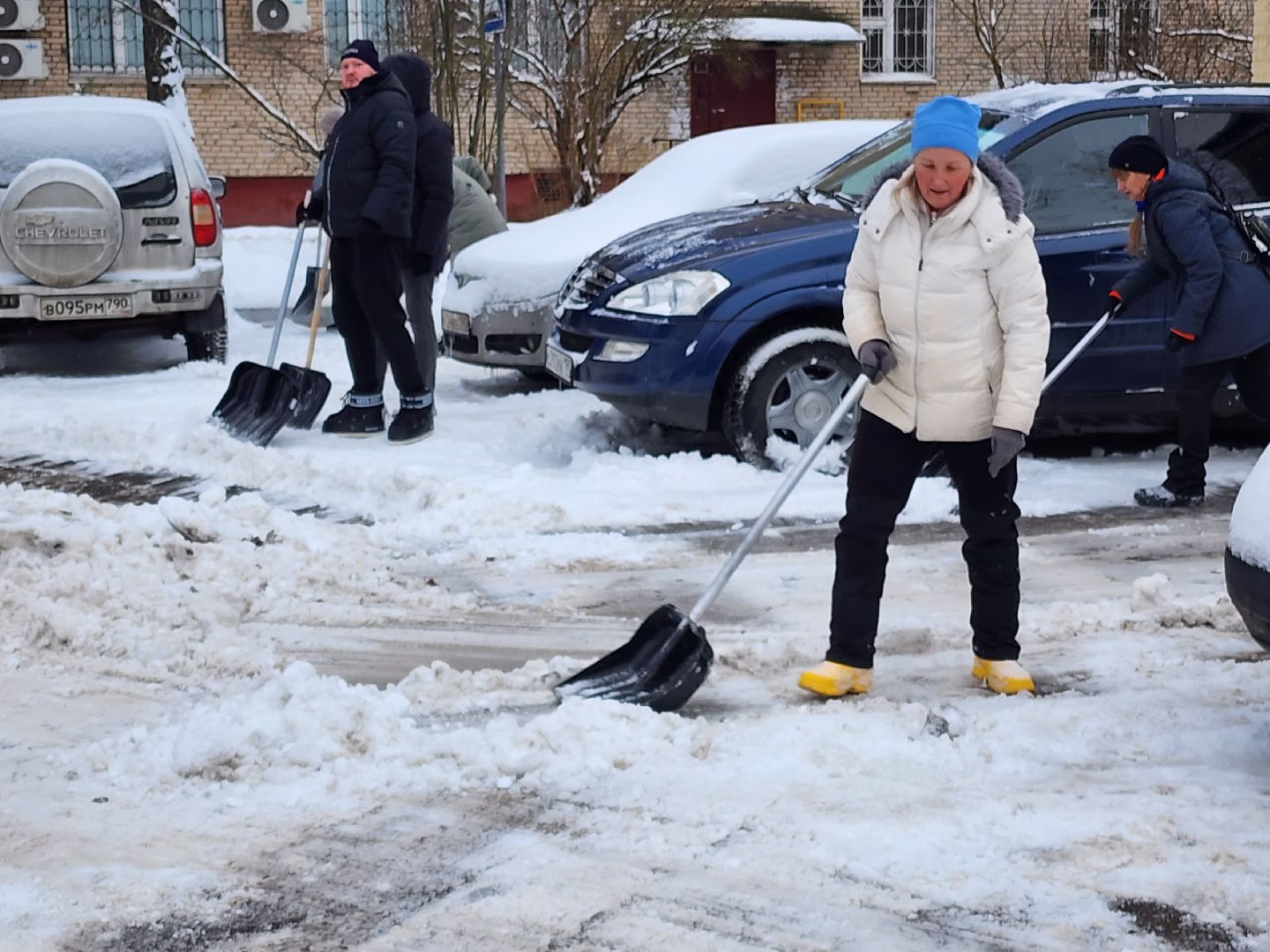 уборка снега, снегопад, уборка дворов,