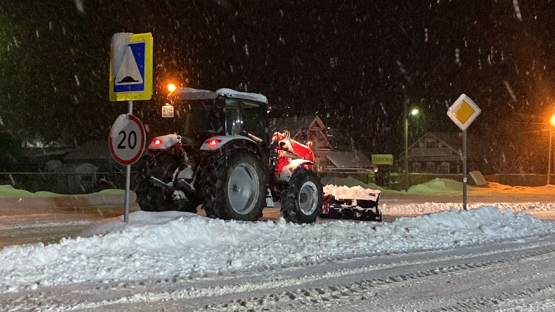волоколамск, дороги, благоуйстройство, снегопад, снегоуборка, снегоуборочная техника, циклон, дворовая территория, тротуары,